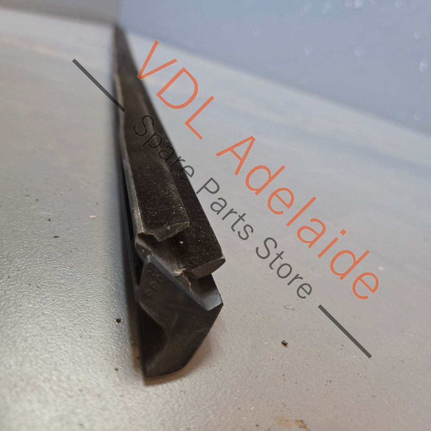 98153708601 98153708602   Porsche Boxster Cayman Right Side Door Aperture Window Slot Seal 98153708601