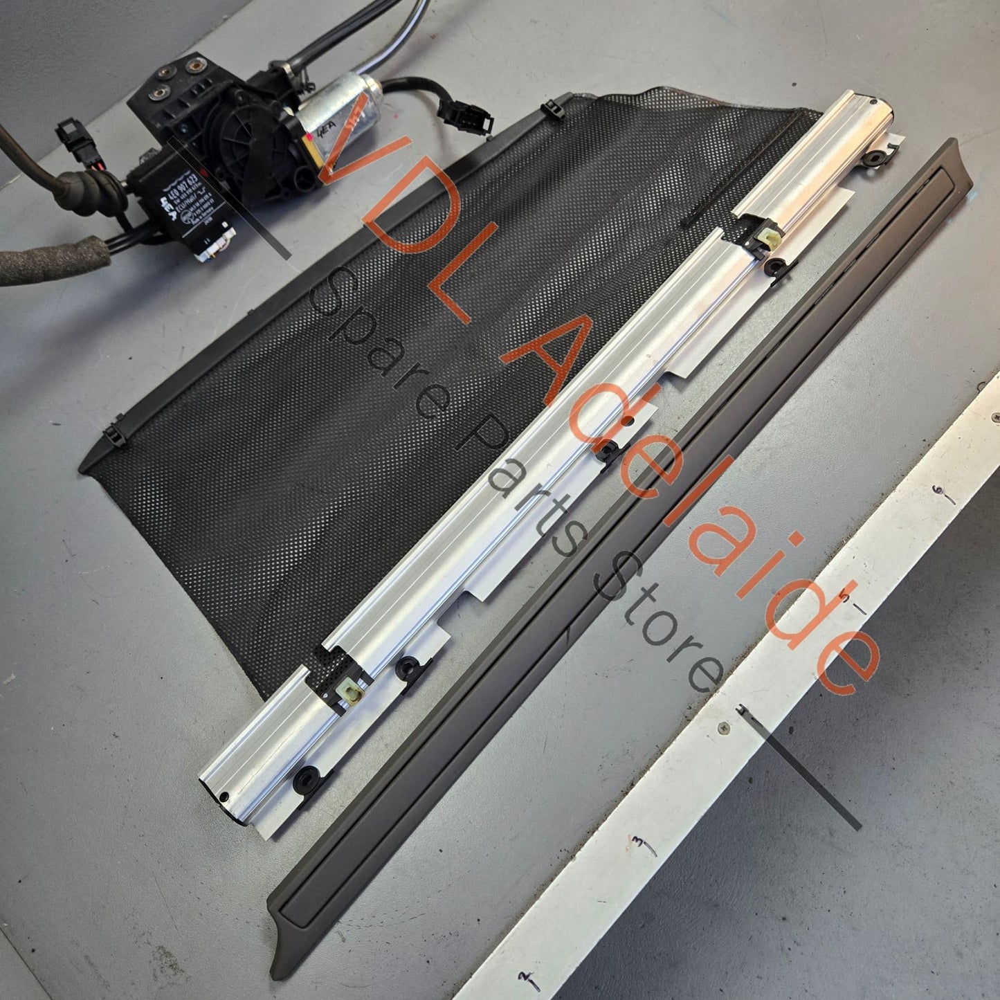 4E0861333G 4E0861977B Audi A8 Rear Left Electric Sun Blind Shade with drive motor assy 4E0861333G 4E0861977B