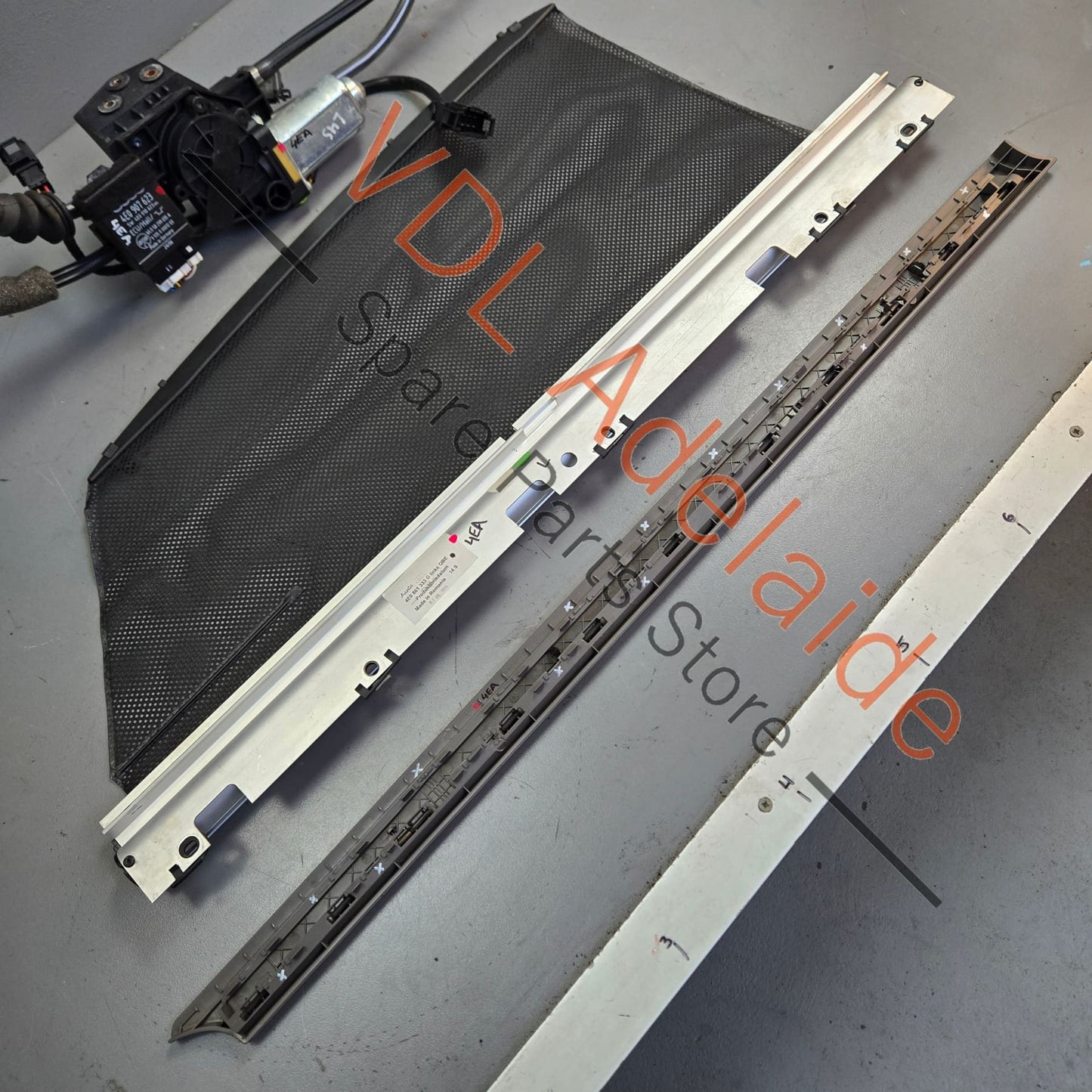 4E0861333G 4E0861977B Audi A8 Rear Left Electric Sun Blind Shade with drive motor assy 4E0861333G 4E0861977B