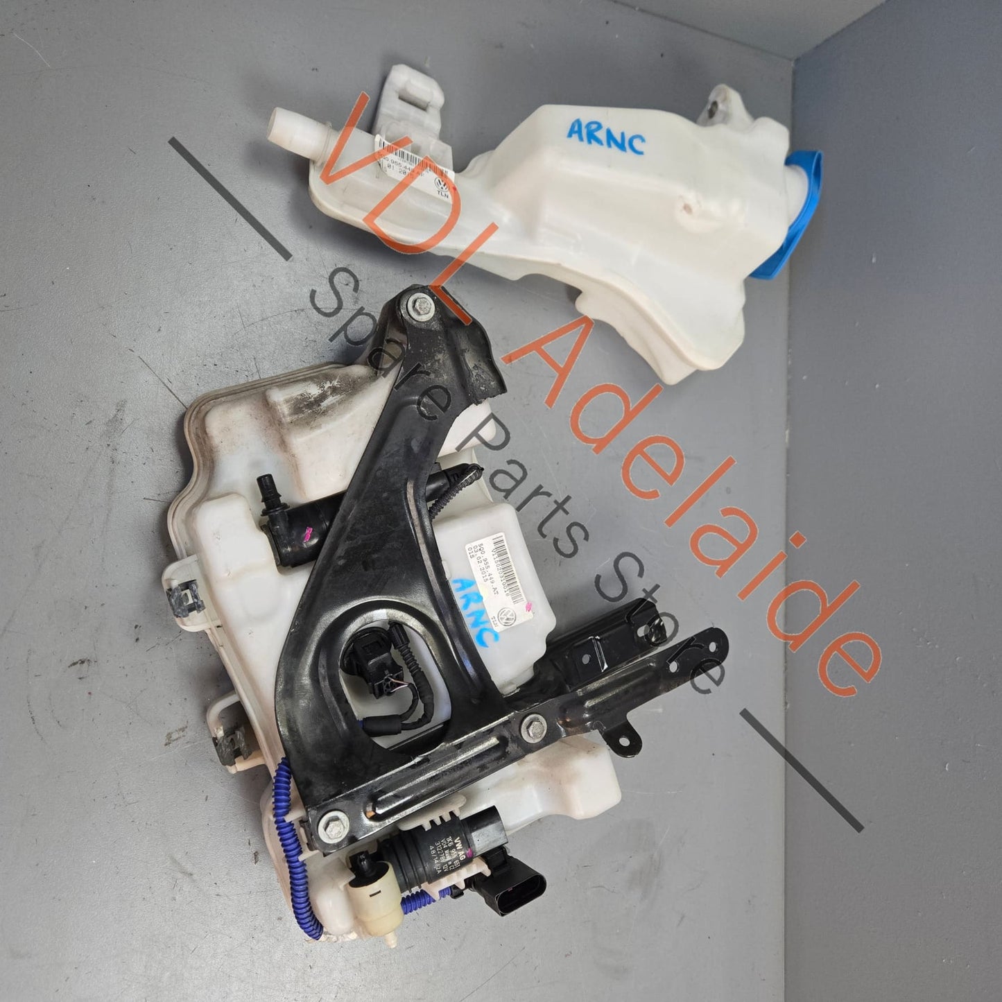 5G0955453AE 5Q0955449AF VW Golf R MK7 7.5 Windscreen Washer Bottle Tank & Mounting Bracket 5G0955453AE 5Q0955449AF