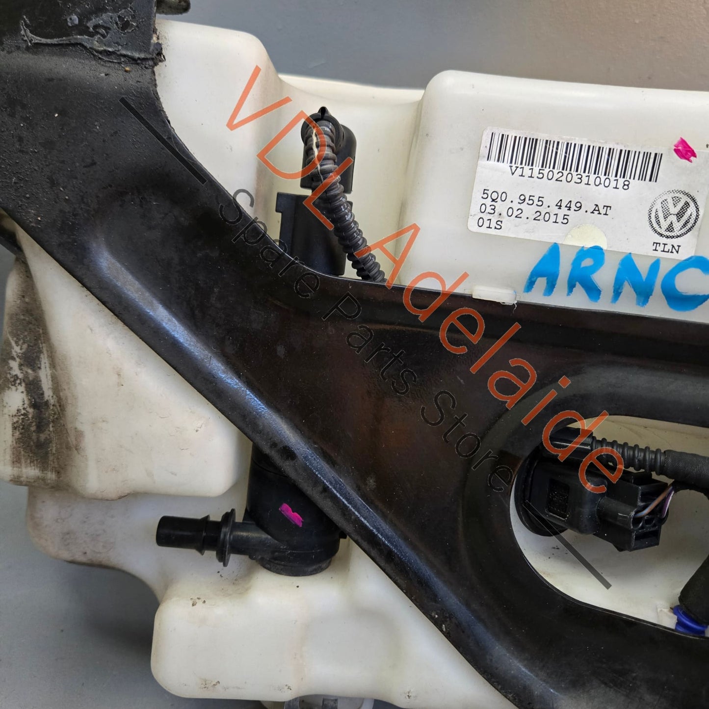 5G0955453AE 5Q0955449AF VW Golf R MK7 7.5 Windscreen Washer Bottle Tank & Mounting Bracket 5G0955453AE 5Q0955449AF