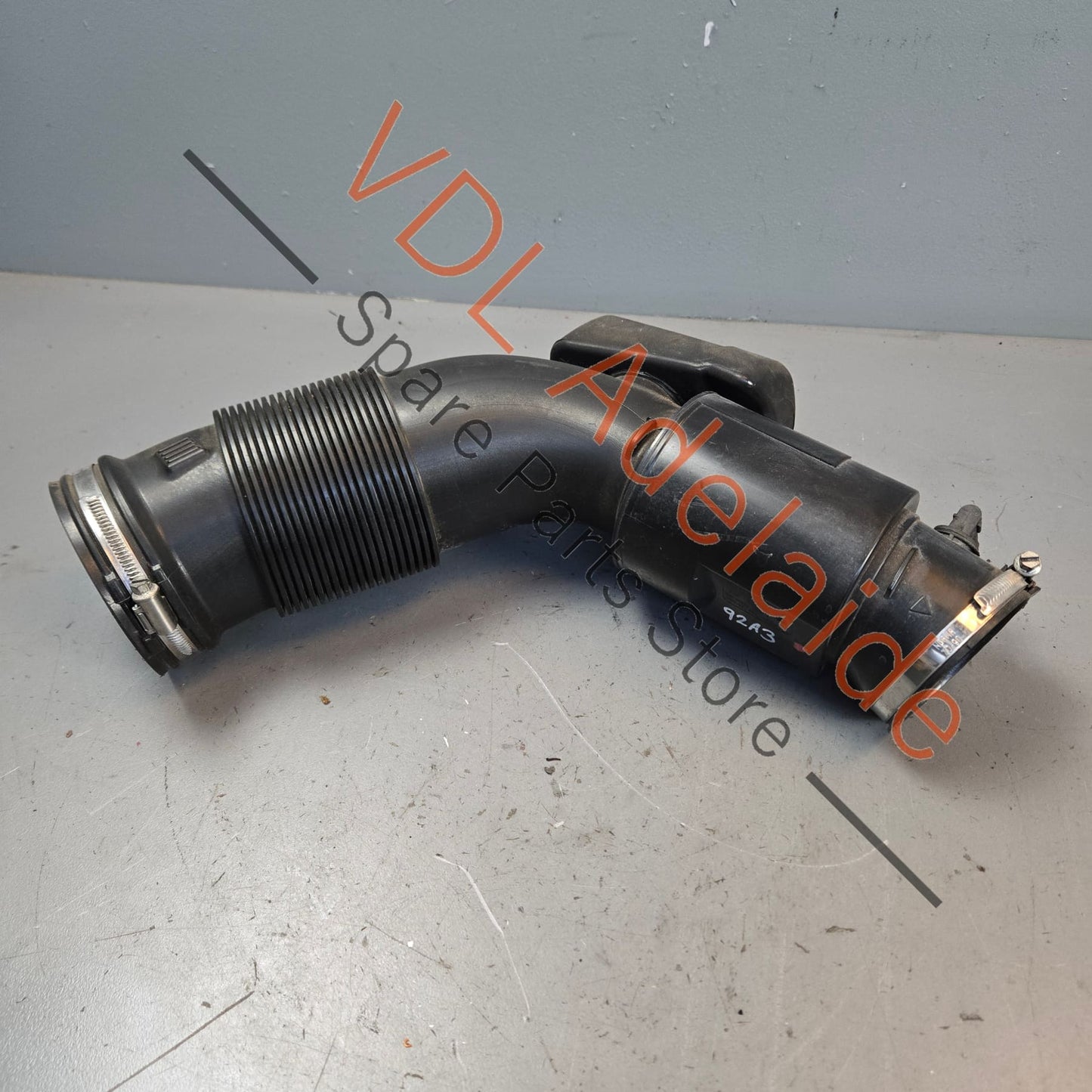 7P0129684B 958 110 223 02 Porsche Cayenne 958 3.0 Hybrid Engine Air Intake Pipe Hose 95811022302 7P0129684B