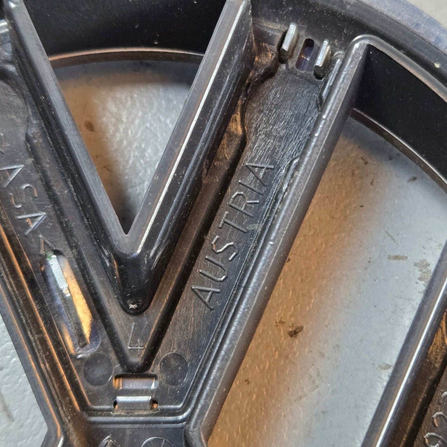 6R0853600A 6R0853600AULM VW Polo MK5 6R Front Grille Badge 6R0853600A Chrome