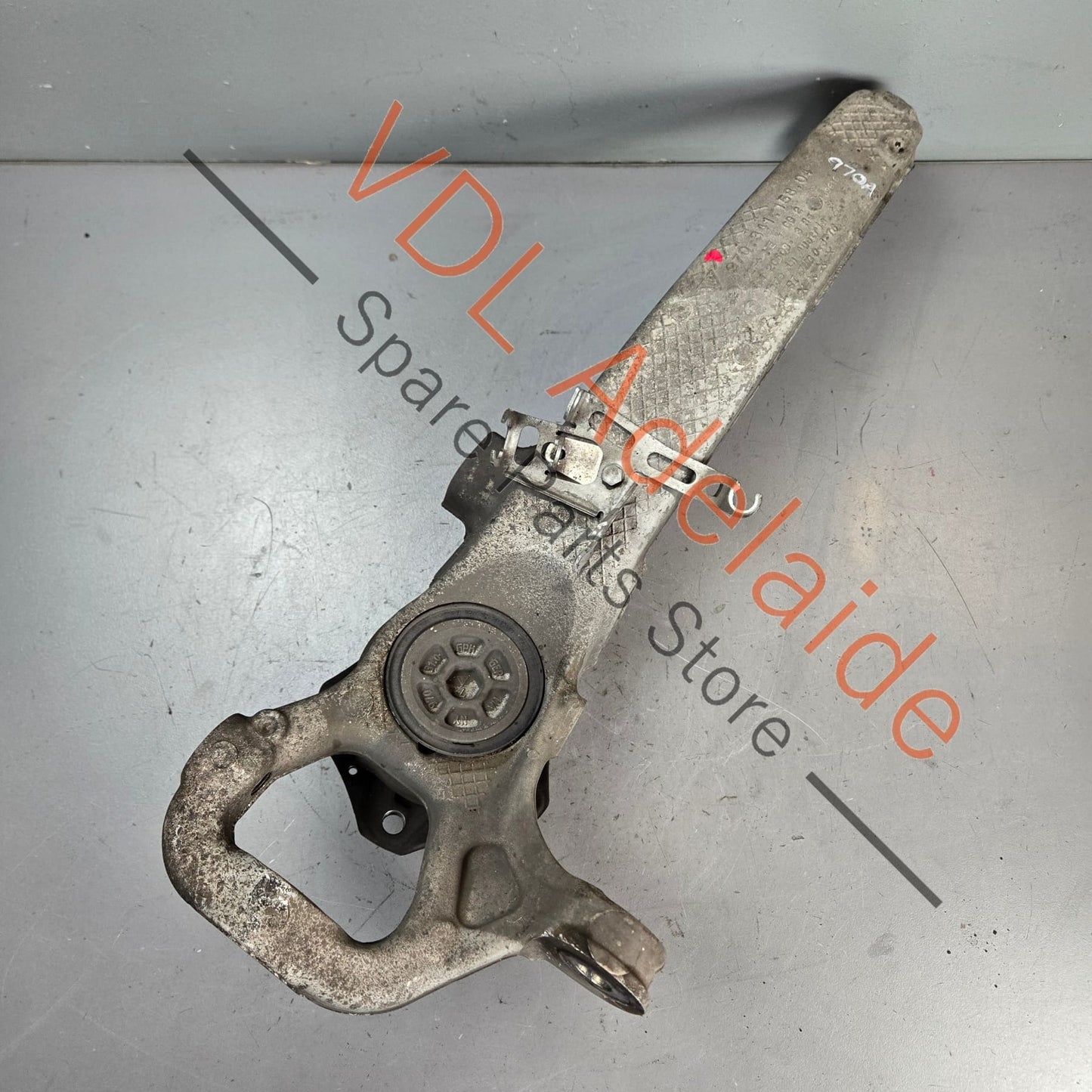 97034115805 97034115803 Porsche Panamera 970 Front Right Suspension Hub Bearing Housing 97034115803 97034115804 97034115805