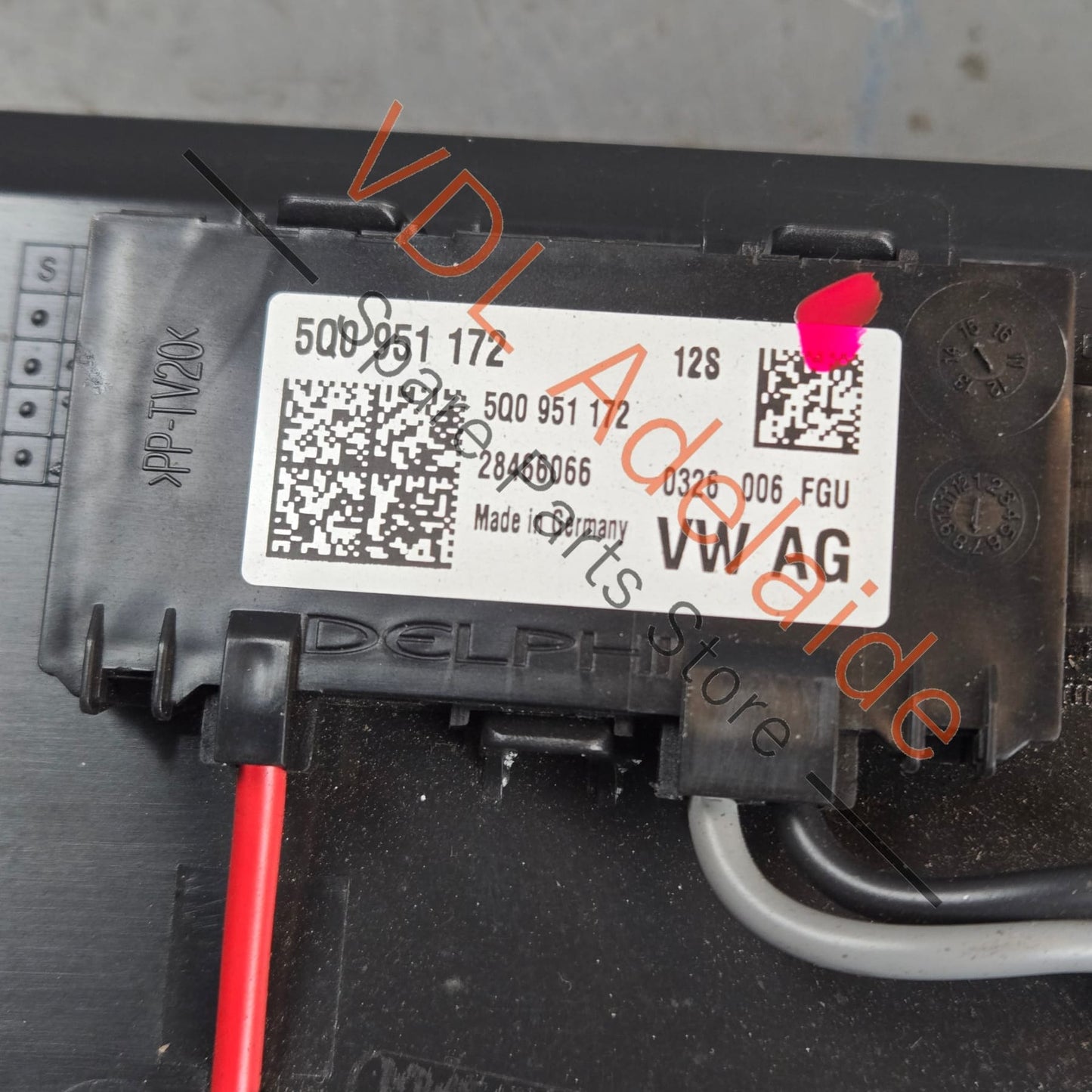 5Q0951172A 5G0868837A82V VW Golf MK7 Overhead Roof Console Storage Tray for Glasses w Anti Theft Sensor Alarm 5Q0951172A