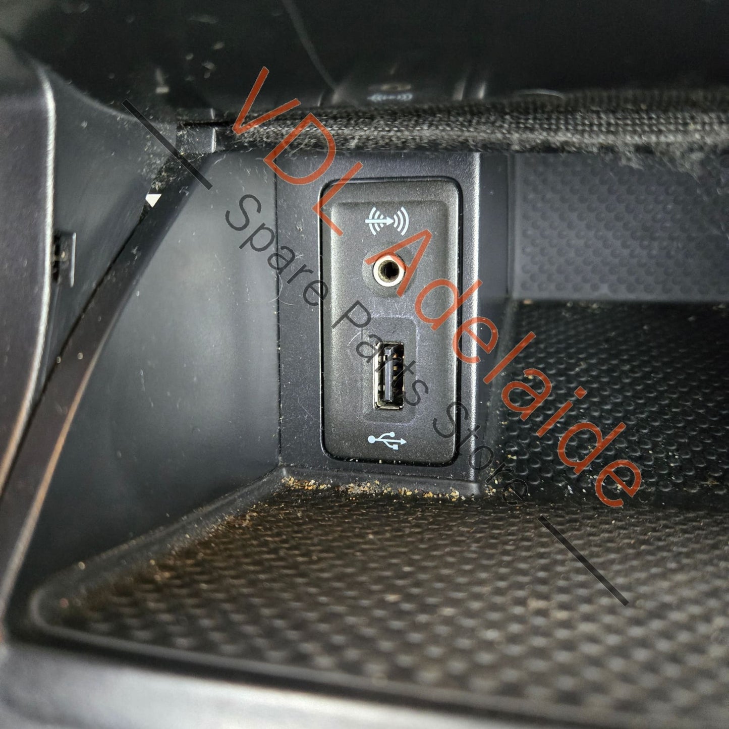 5G2863391 VW Golf Mk7 R 4Motion Centre Console Storage Stowage Cabinet Compartment USB AUX-IN Gloss Black RHD