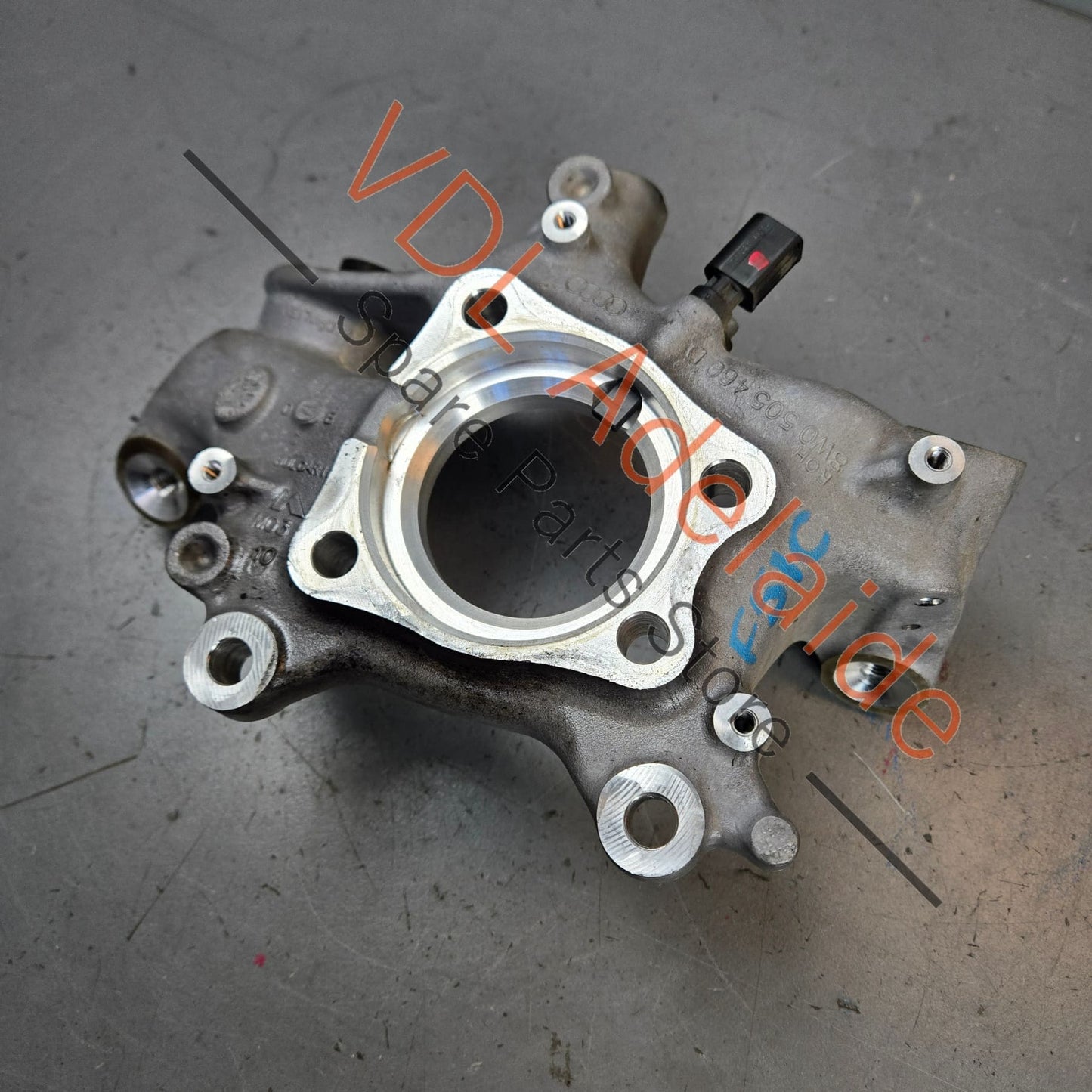 8W0505432Q 8W0505460D Audi A4 A5 RS5 RS4 Rear Right Wheel Hub Knuckle Bearing Housing 8W0505432Q 8W0505460D