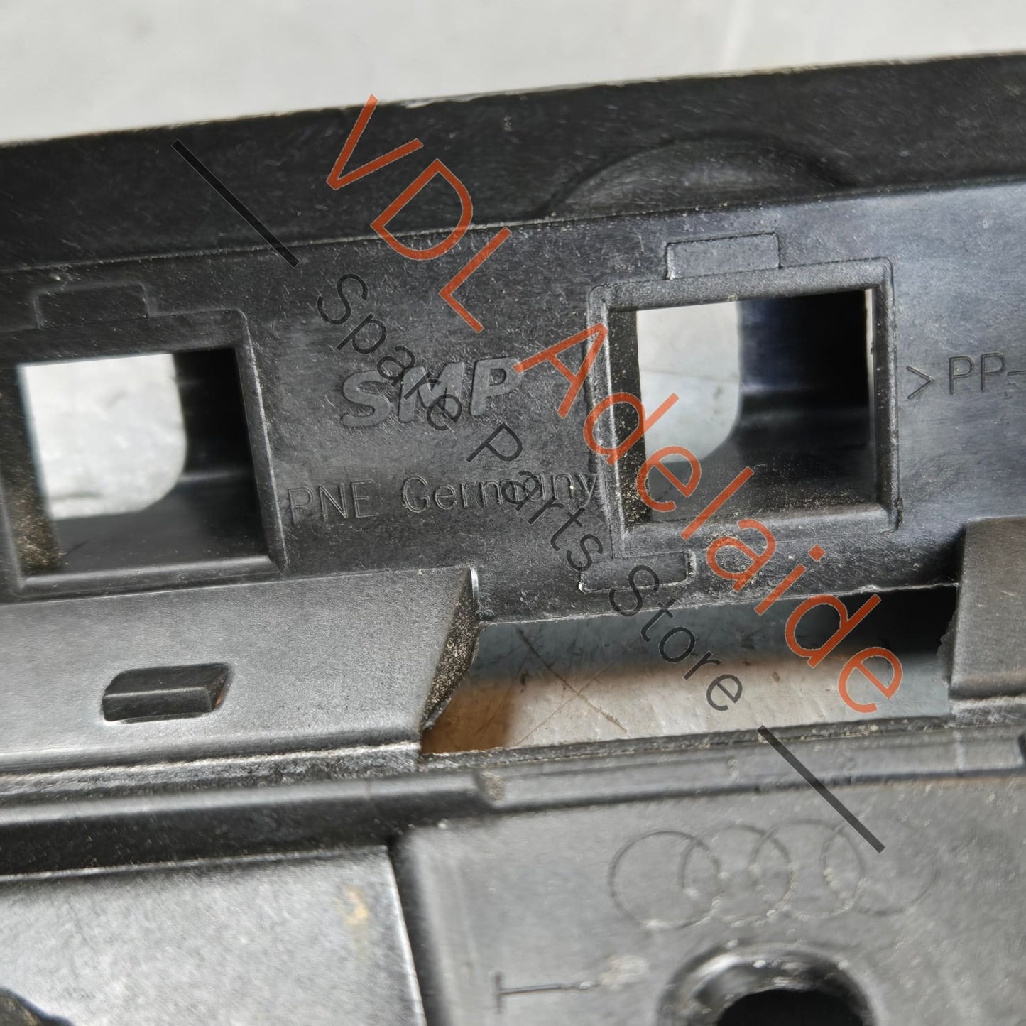 8W6807890 Audi A5 S5 A5 B9 Right Side Rear Bumper Retaining Bracket 8W6807890