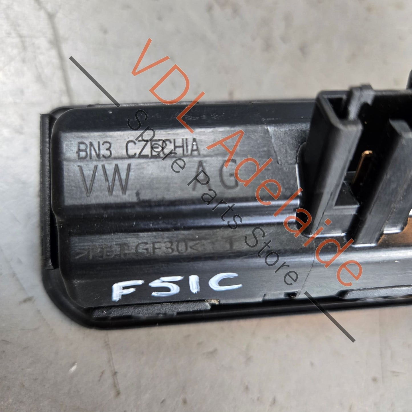 8W8827566A Audi Q3 A5 Boot Trunk Open Button with Camera 8W8827566A