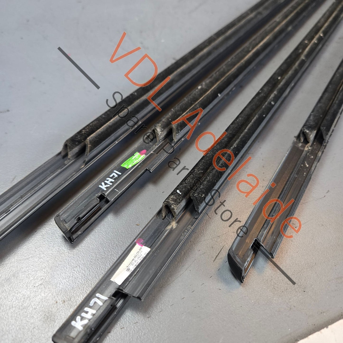 5.76E+49 575837476E 575839475H041 575839476H041 Cupra Ateca Set of 4 Exterior Door Window Aperture Seals Gloss Black Trim 575837475E 041 575839475H 041