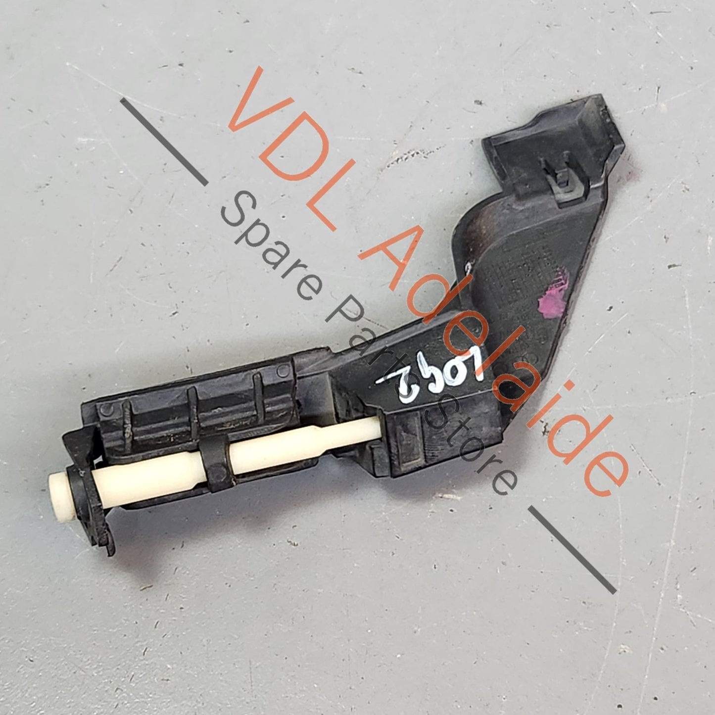 8K5807890A Audi A4 B8 8K Rear Bumper Carrier Guide Upper Right Section Bracket 8K5807890A