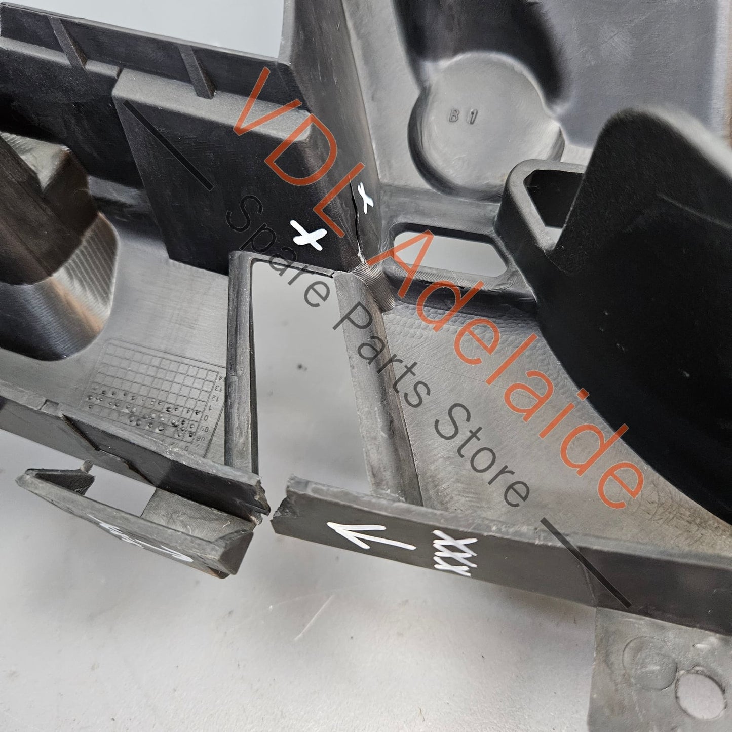620229553R Renault Megane RS250 Front Bumper Backing Mounting Bracket Radiator Trim with ECU Vent Hole