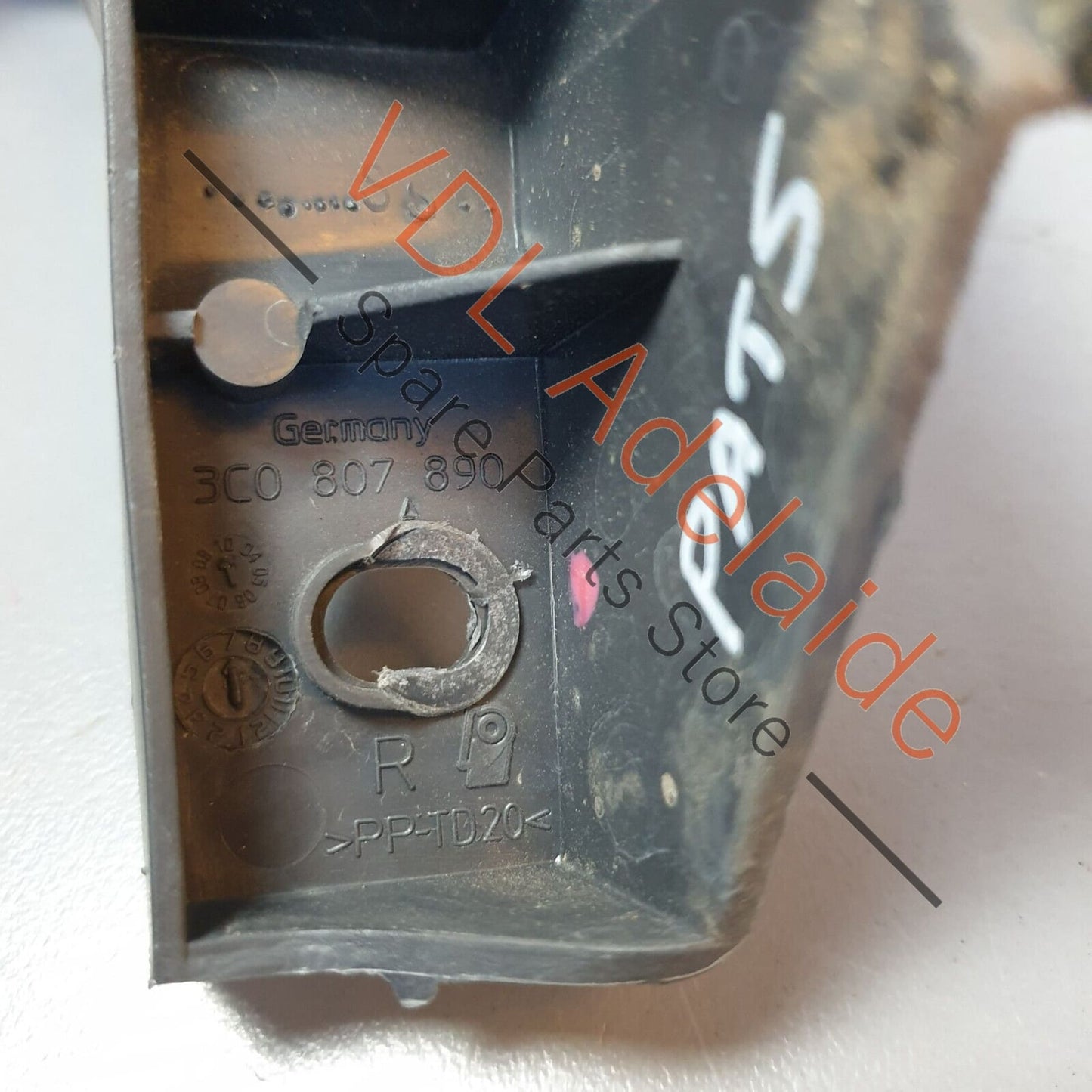 VW R36 Passat 3C B6 Right Front Bumper Profile Guide Bracket 3C0807890A 3C0807890A