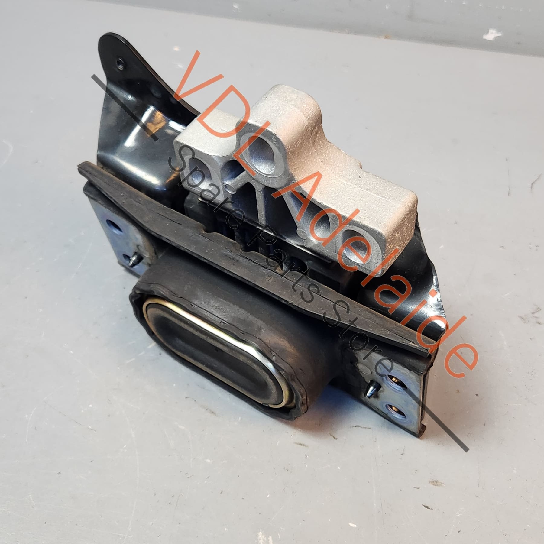 8V0199555A   Audi RS3 8V Left Side Gearbox Engine Mount 8V0199555A