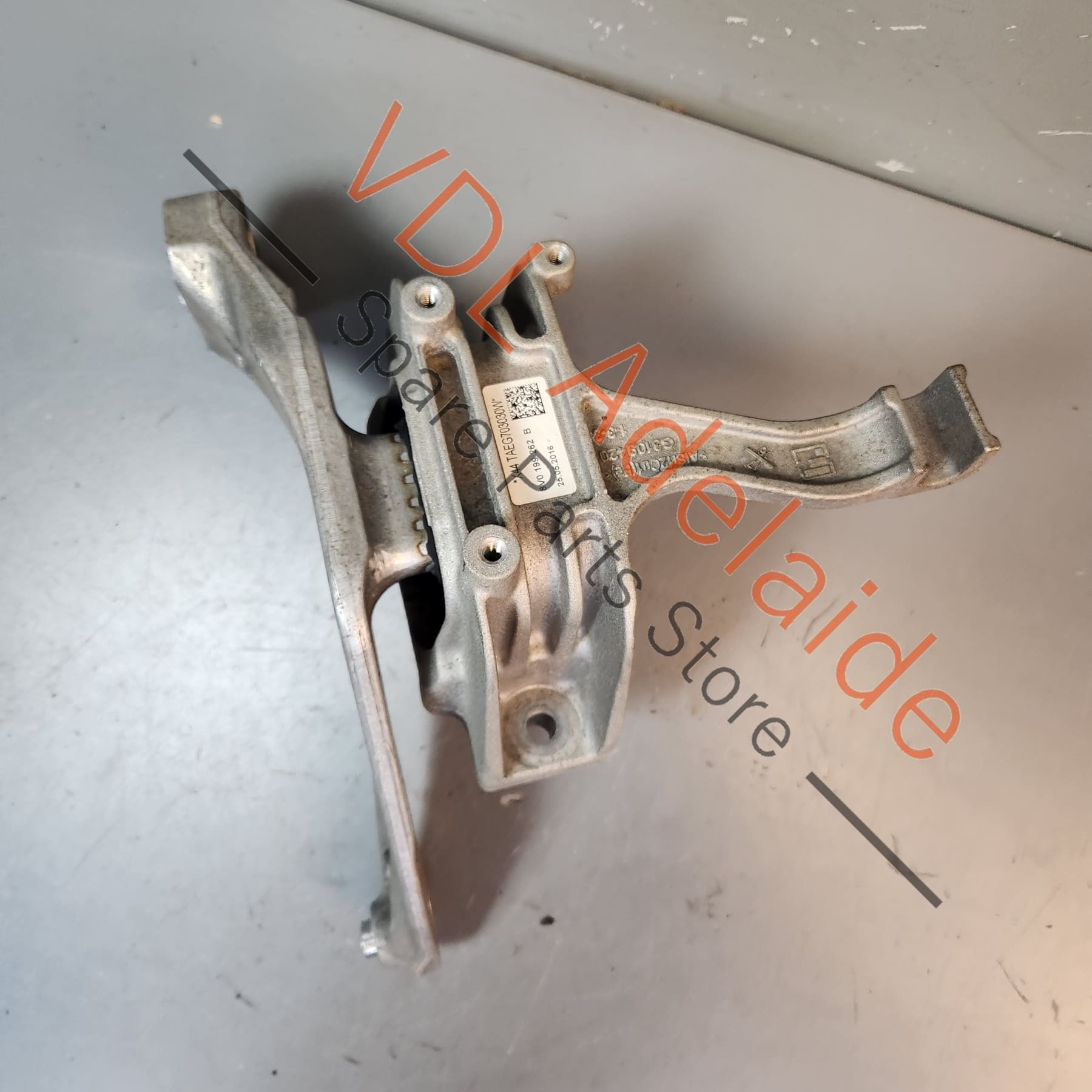 8V0199262B 8V0199262D  Audi RS3 8V Right Side Engine Mount Bracket 8V0199262B