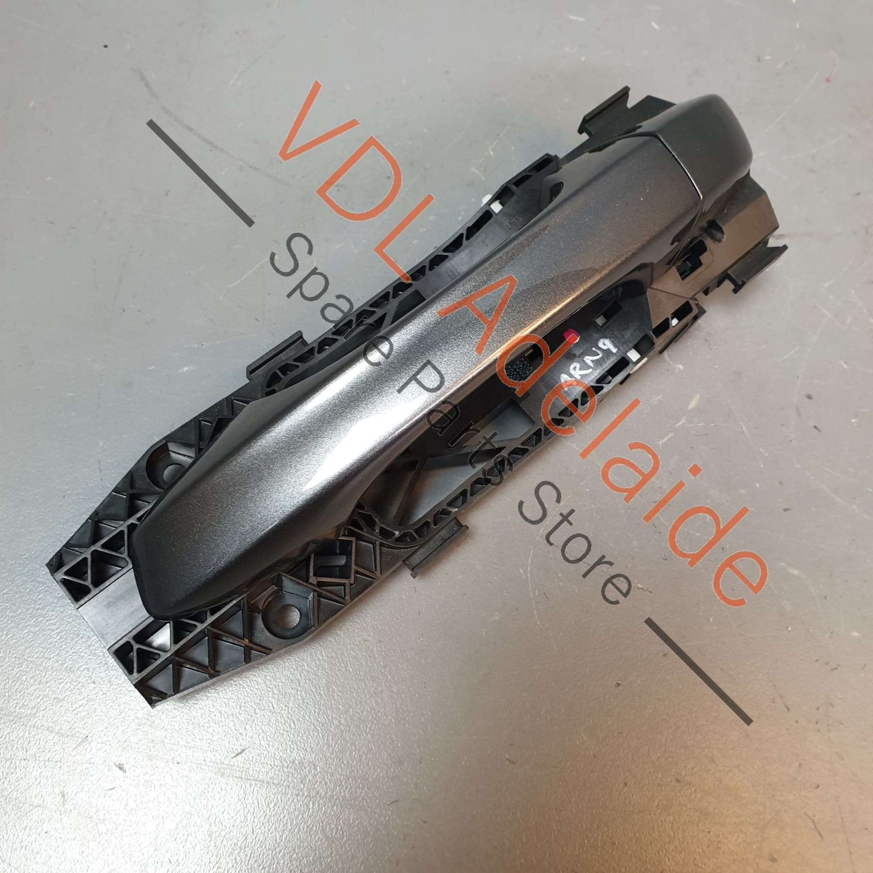 5G0837205N      Volkswagen VW Golf GTi Mk7 Front or Rear Left Side Door Handle Indium Gray LR7H 5G0837205N