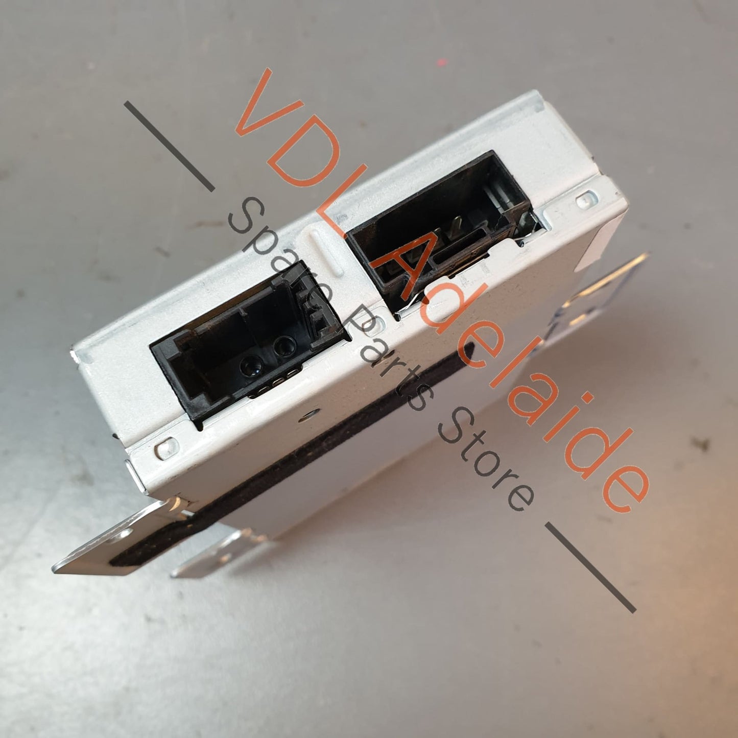 A2049005704    Mercedes W164 Media Interface Control Module in Glovebox A2049005704