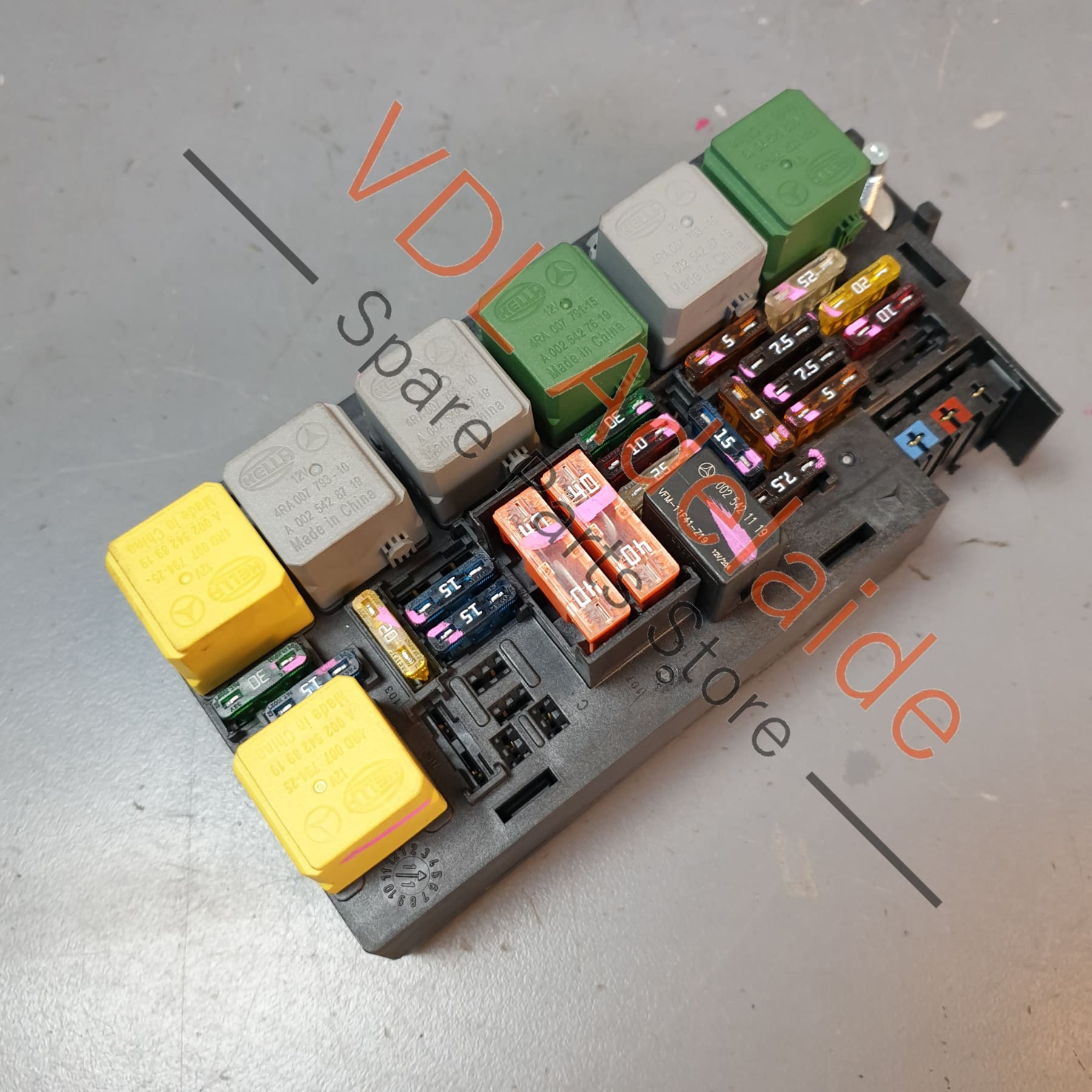 A1645403472    Mercedes W164 Engine Bay Fuse Relay Panel Board Module A1645403472