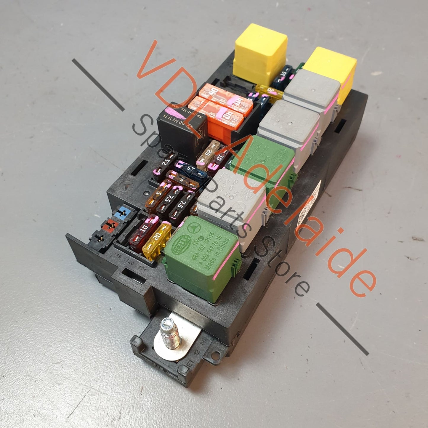 A1645403472    Mercedes W164 Engine Bay Fuse Relay Panel Board Module A1645403472