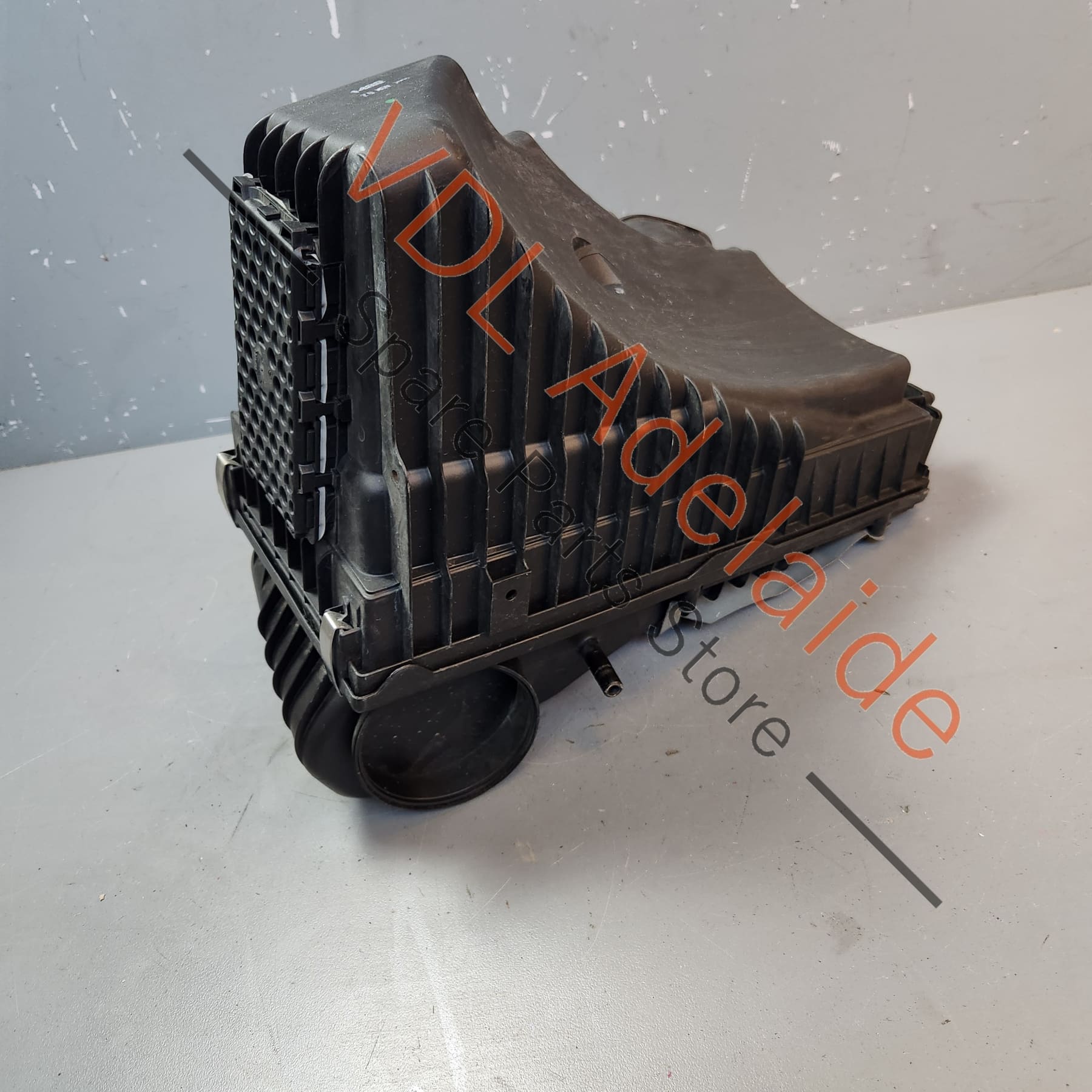 
95511002200, 7L5128608E
95511002200, , ,  Porsche Cayenne 9PA Right Side Air Filter Box 7L5128608E 95511002200