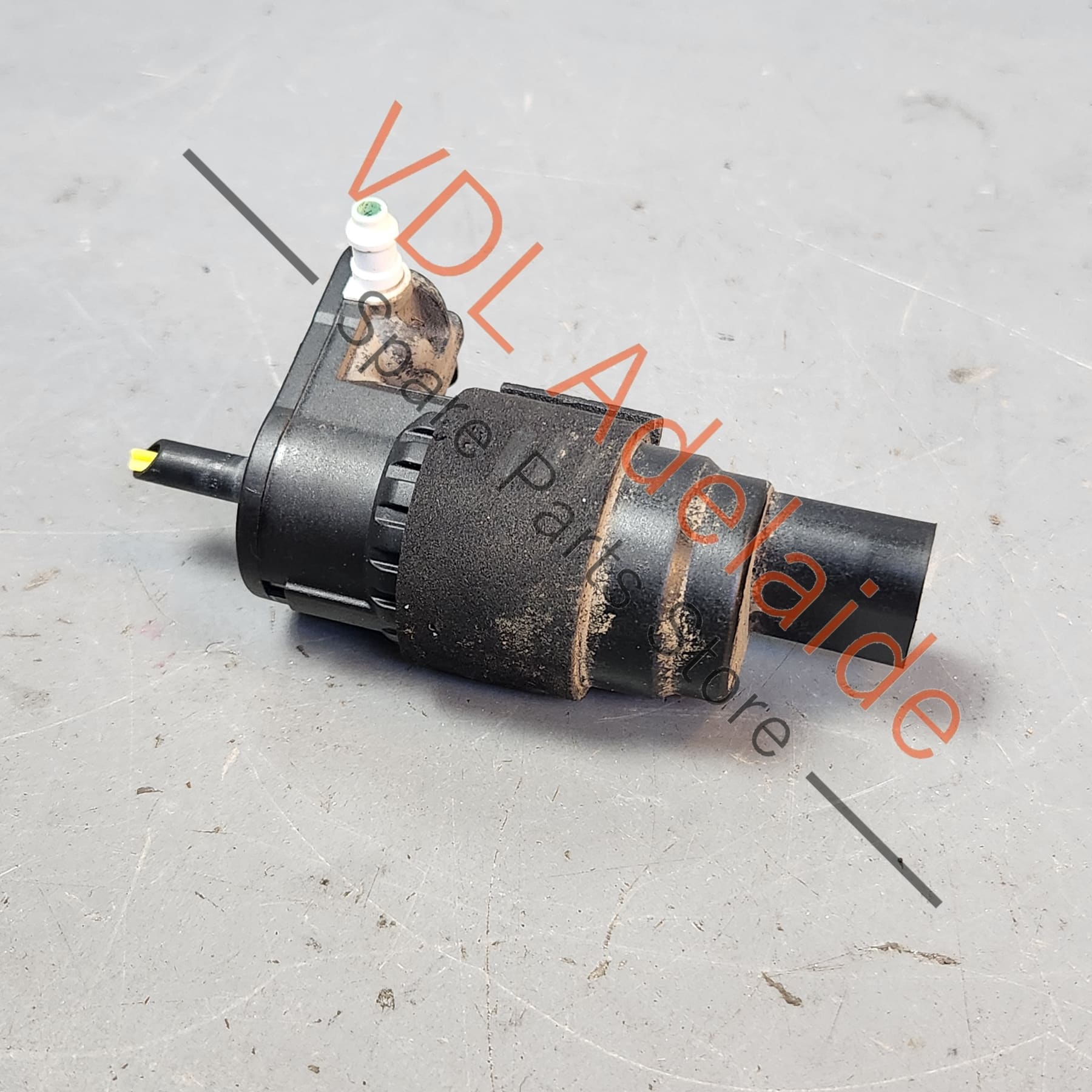 8K9955647 
95562817201  GENUINE OEM Porsche Audi Volkswagen Windscreen Washer Pump Motor 8K9955647 95562817201