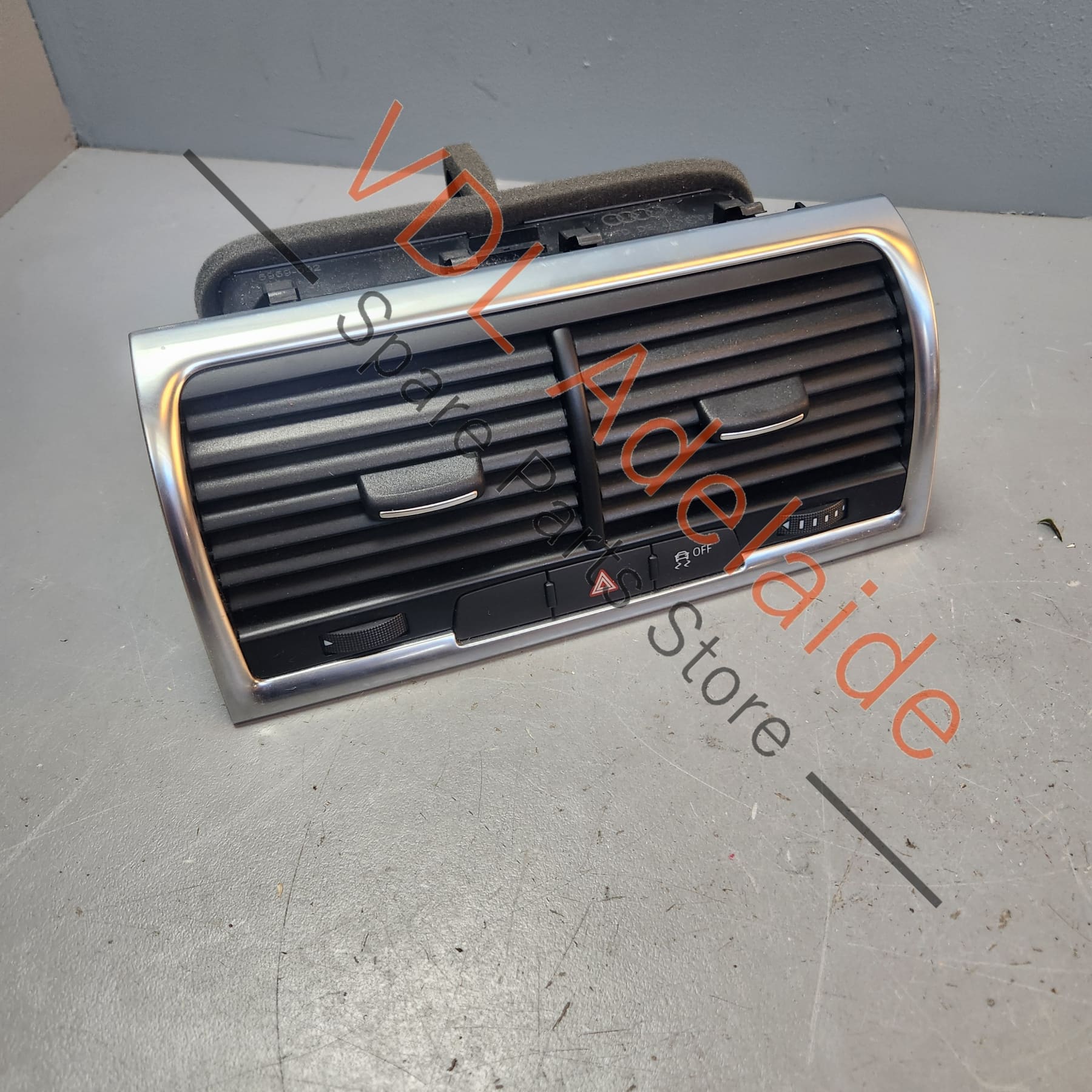 4L0820951P3Q7    Audi Q7 Dashboard Centre Middle AC Air Vent 4L0820951P