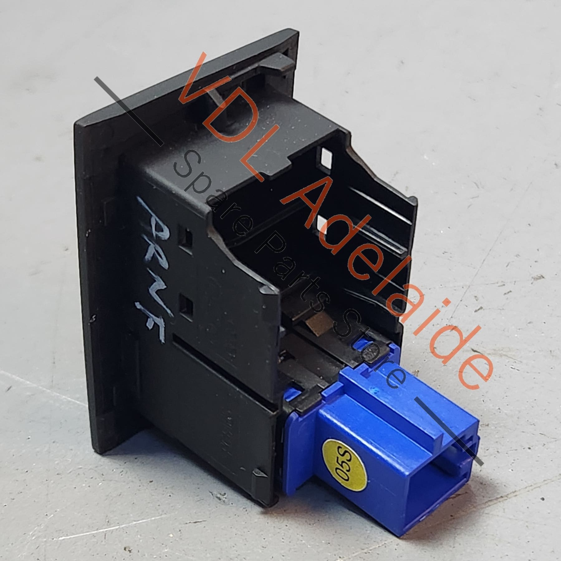 5G0953509A    VW Golf Mk7 Hazard Warning Pushbutton Switch with Cover Trim 5G0953509A