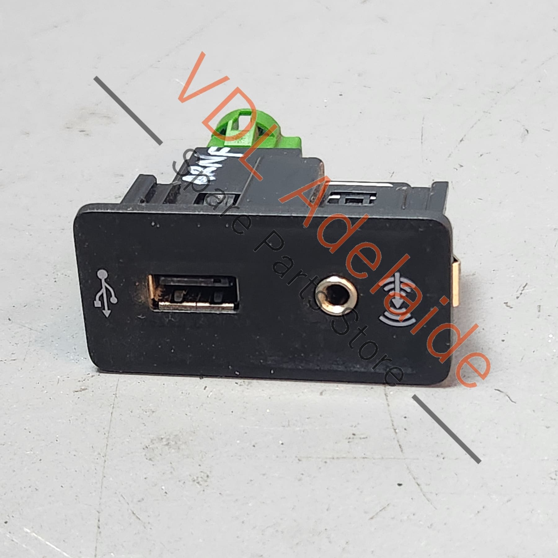 5Q0035724 5G0035222E   Audi VW Aux and USB In Socket 5G0035222E 5Q0035724