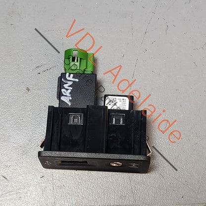 5Q0035724 5G0035222E   Audi VW Aux and USB In Socket 5G0035222E 5Q0035724