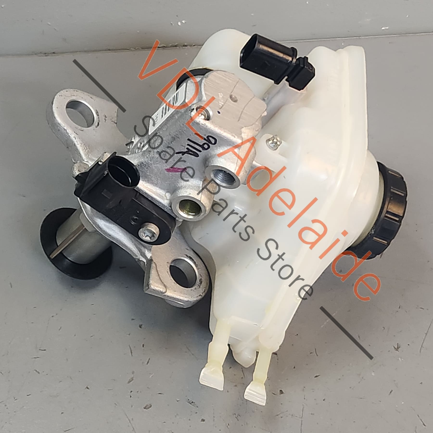 99135513027 99135513029 99135501302  Porsche 911 Brake Master Cylinder & Reservoir 99135513027 99135513029