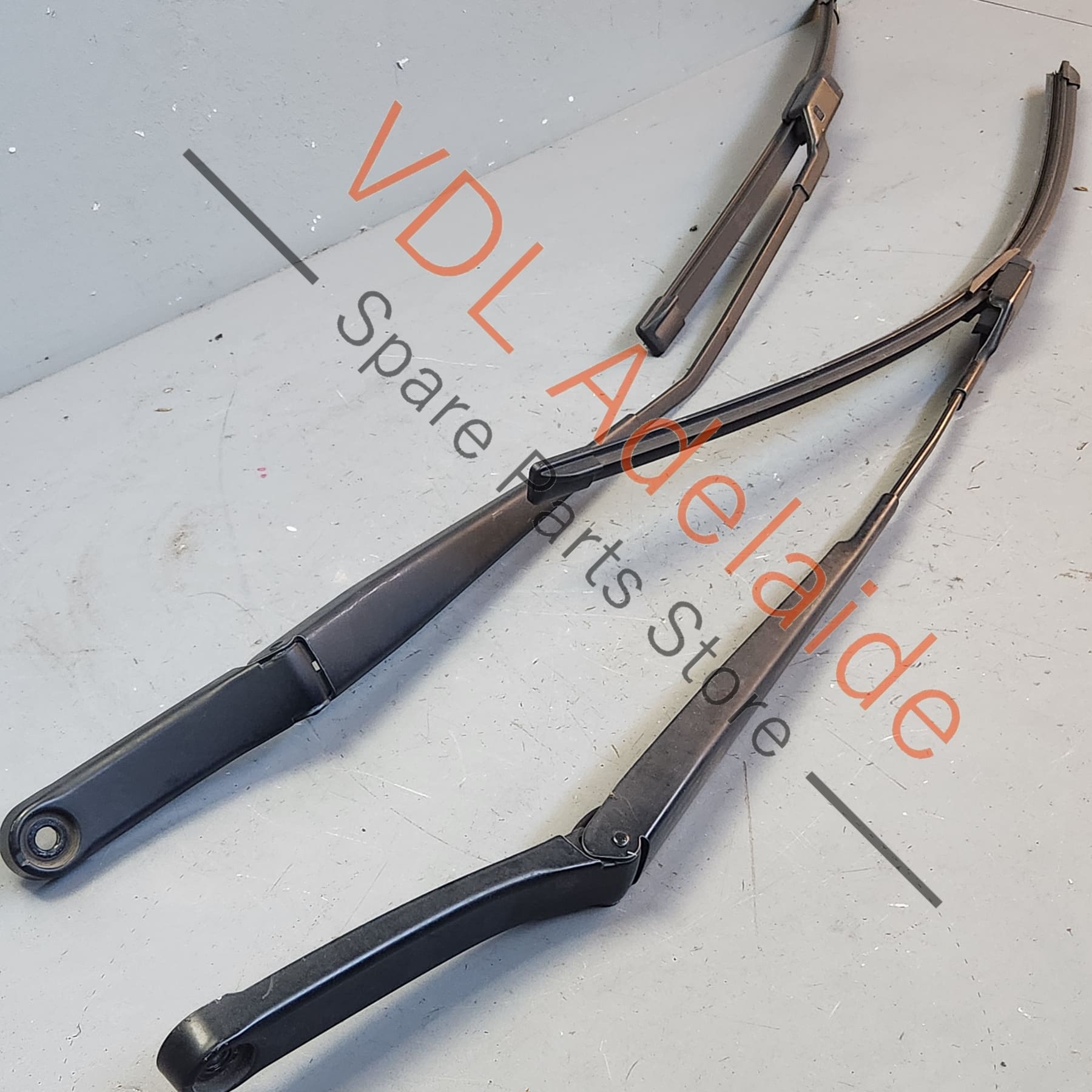 1Q295541003C 1Q295540903C   VW Golf MK6 Pair of Windscreen Wiper Arms 1Q2955410 1Q2955409