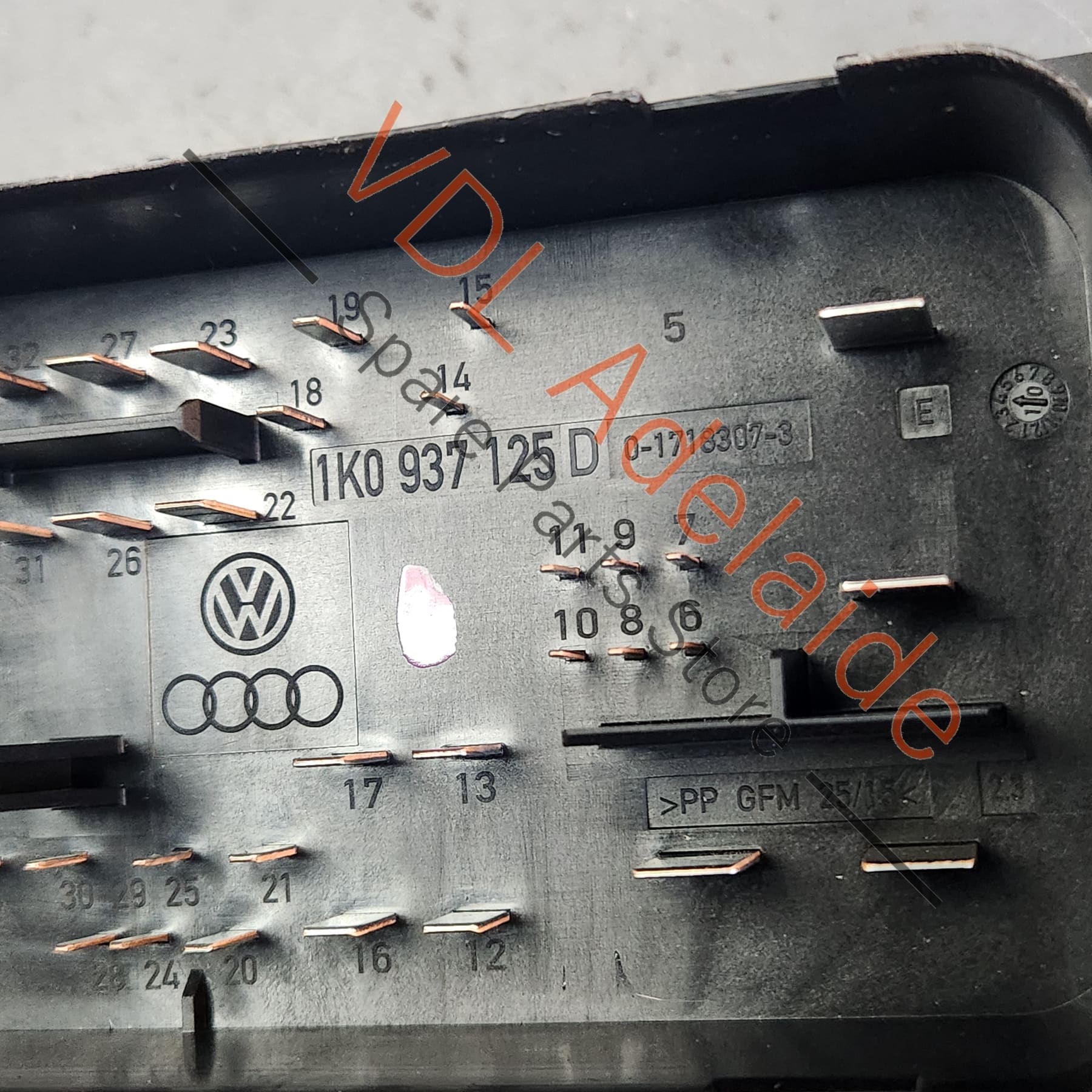 1K0937125D    VW Caddy Golf MK6 Engine Bay Relay Fuse Panel Board 1K0937125D