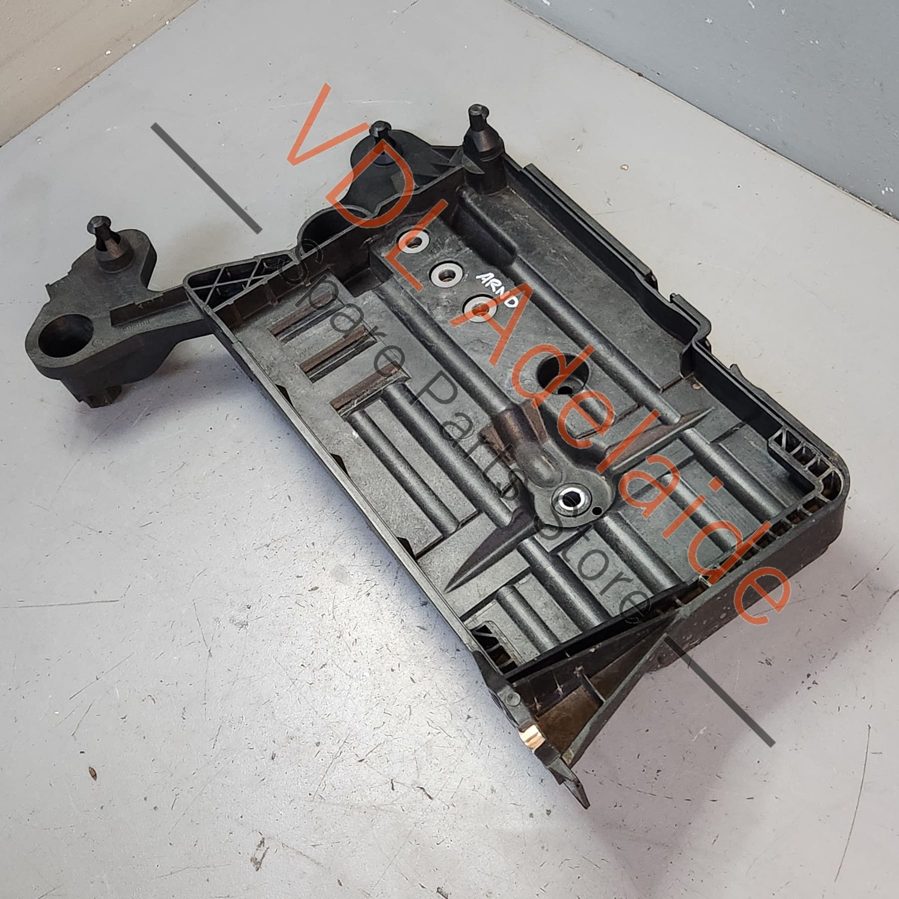 5Q0915331K    VW Golf R Mk7 Battery Console Base 5Q0915331J