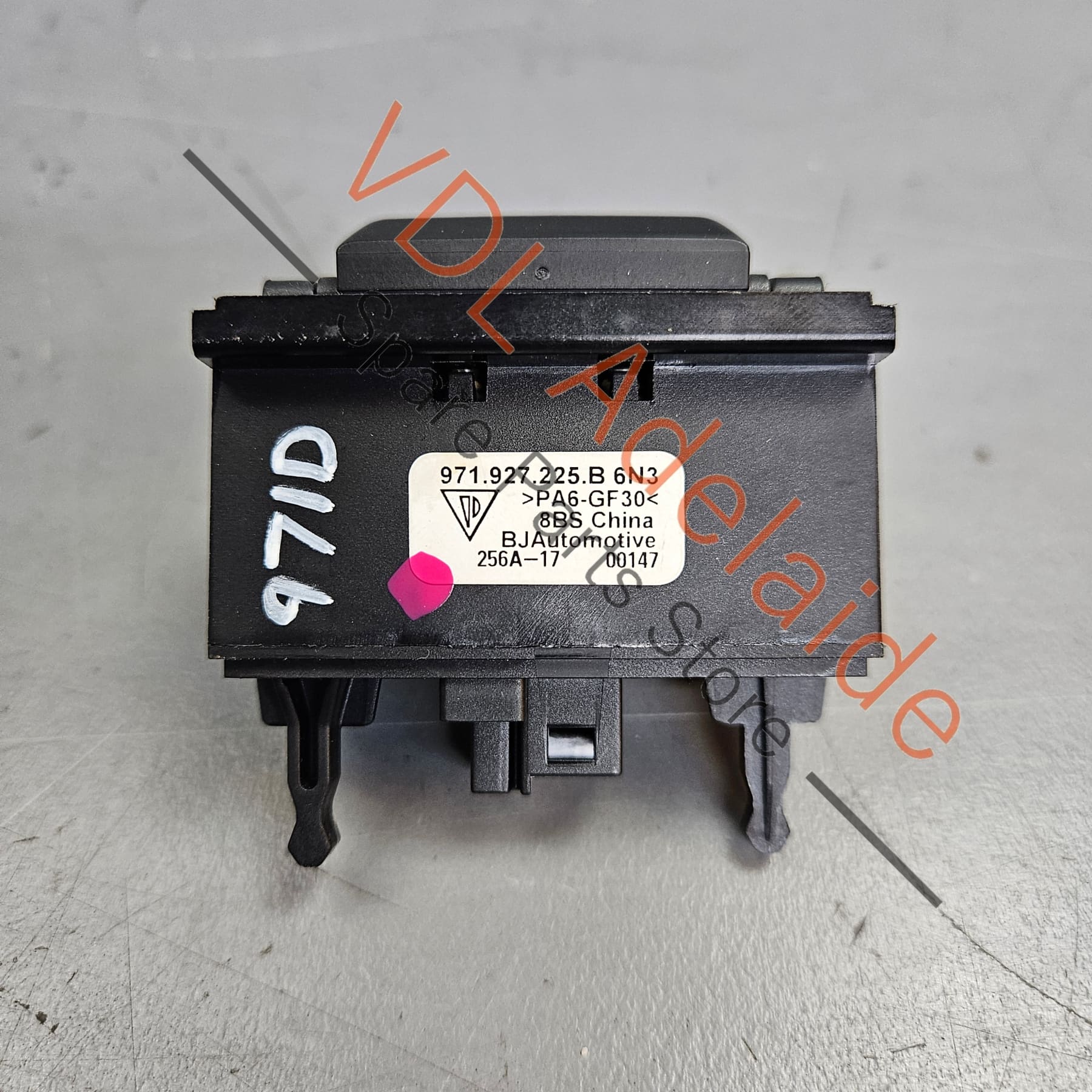 971927225D 971927225B    Porsche Panamera 971 2017-2020 Electronic eBrake Park Brake Switch 971927225B