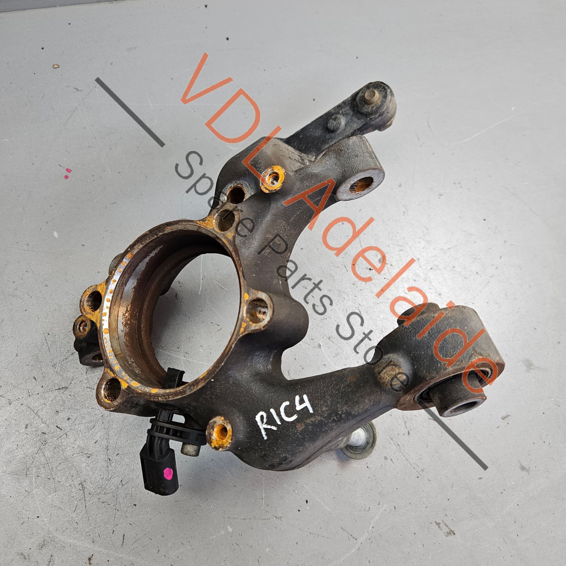 1K0505433    VW Golf Mk5 R32 Left Rear Wheel Bearing Housing Hub Knuckle Suspension 1K0505433