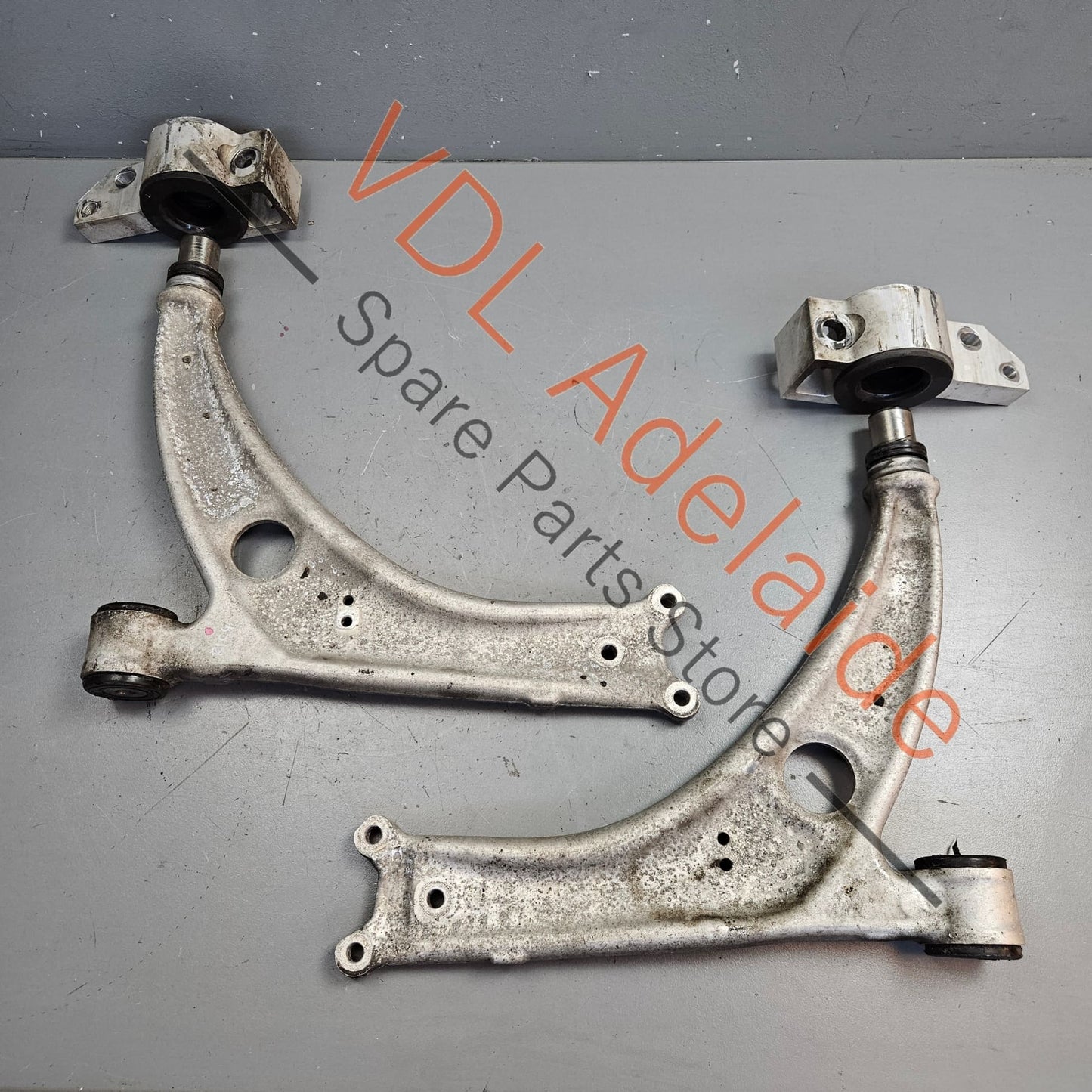 1K0407151AC 1K0407152AC   Pair of Cast Aluminium Lower Control Arms for Golf R32