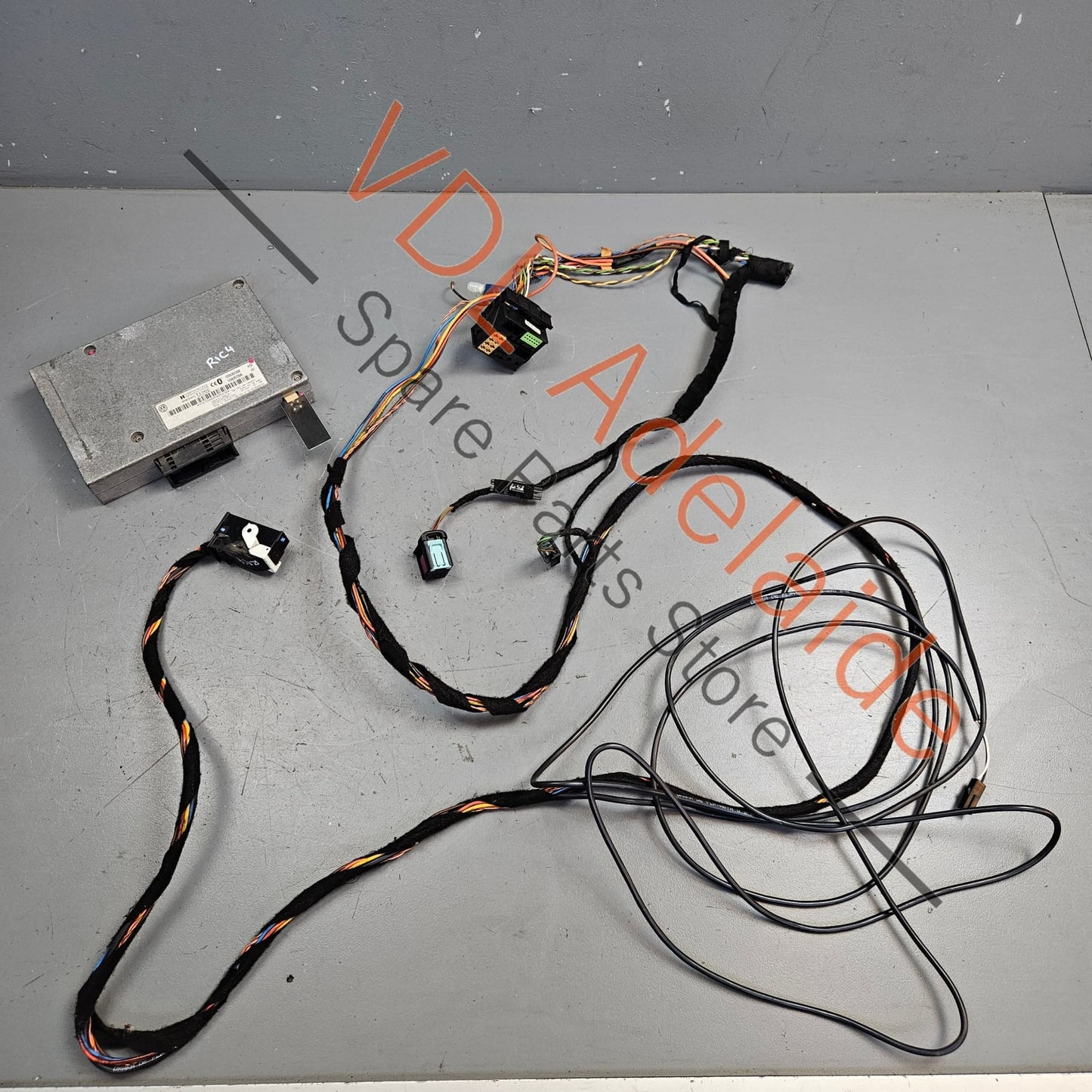 1Z0035729B    VW Golf MK5 Genuine Bluetooth Upgrade Kit Includes wiring 1Z0035729B