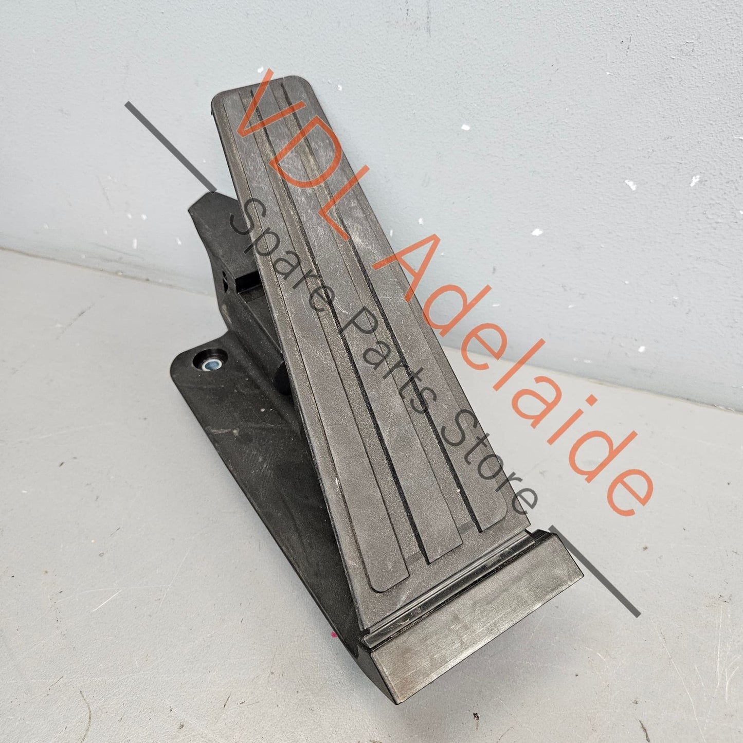 9J1721507B    Audi e-Tron GT Accelerator Pedal Throttle 9J1721507B