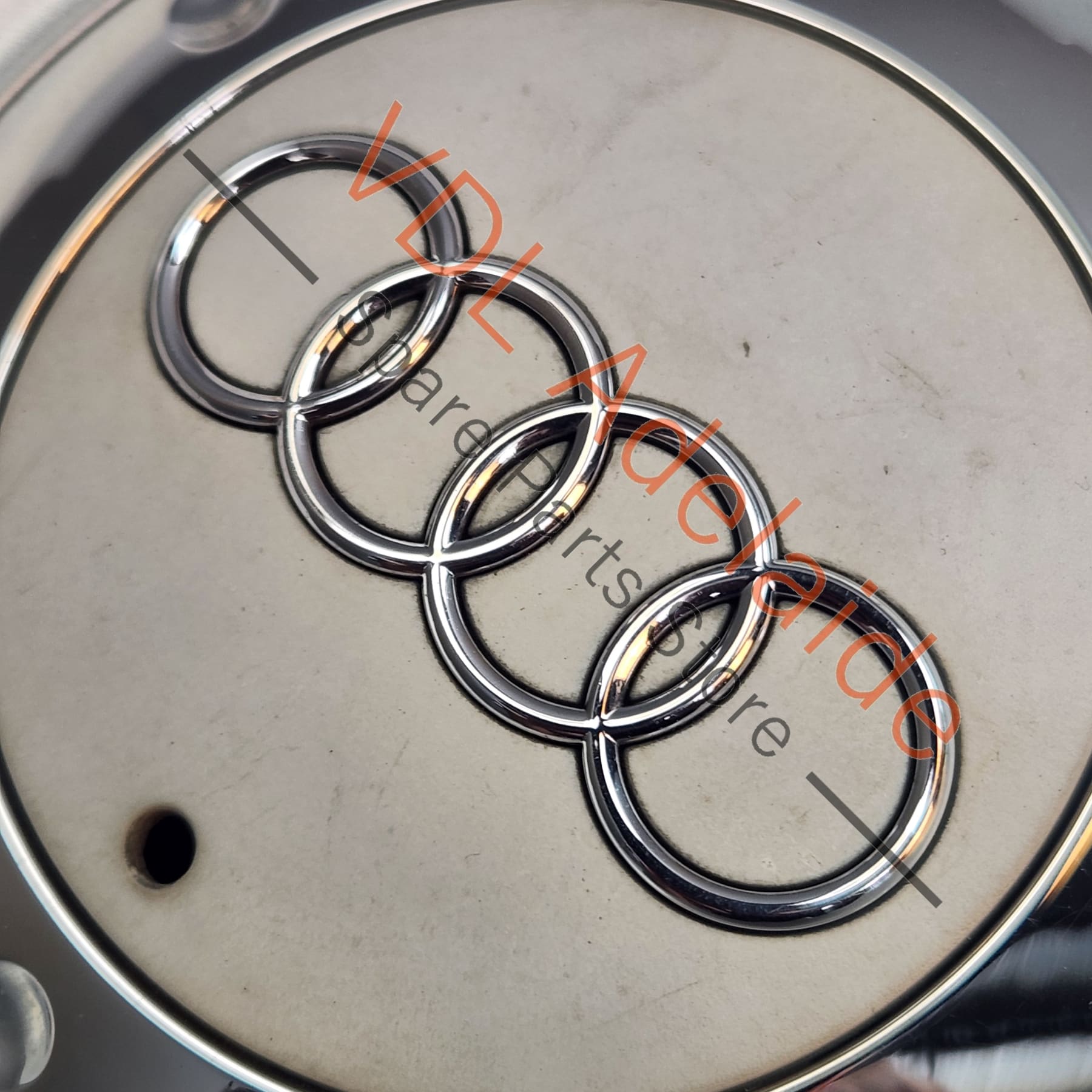 8E0601165NSRA 8E0601165N   Audi A8 S8 Wheel Centre Hub Cap 8E0601165N SRA