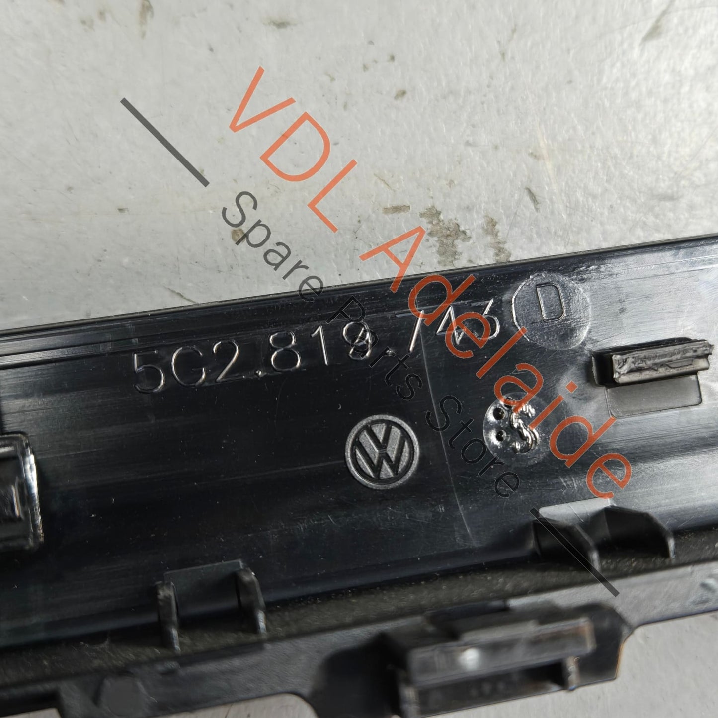 5G2819728AG    VW Golf MK7 Gloss Black Centre Dash AC Vent & Screen Trim 5G2819728AG QYI
