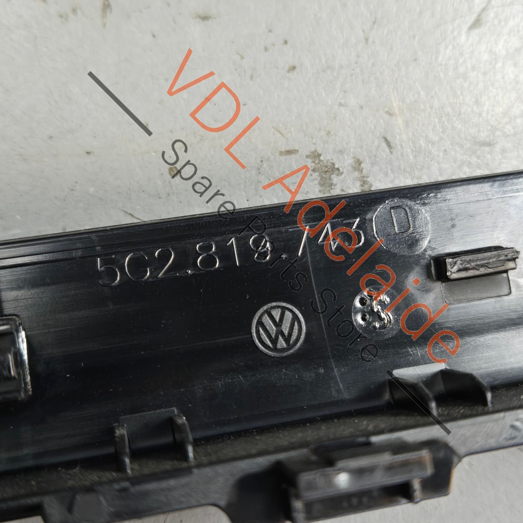 5G2819728AG    VW Golf MK7 Gloss Black Centre Dash AC Vent & Screen Trim 5G2819728AG QYI