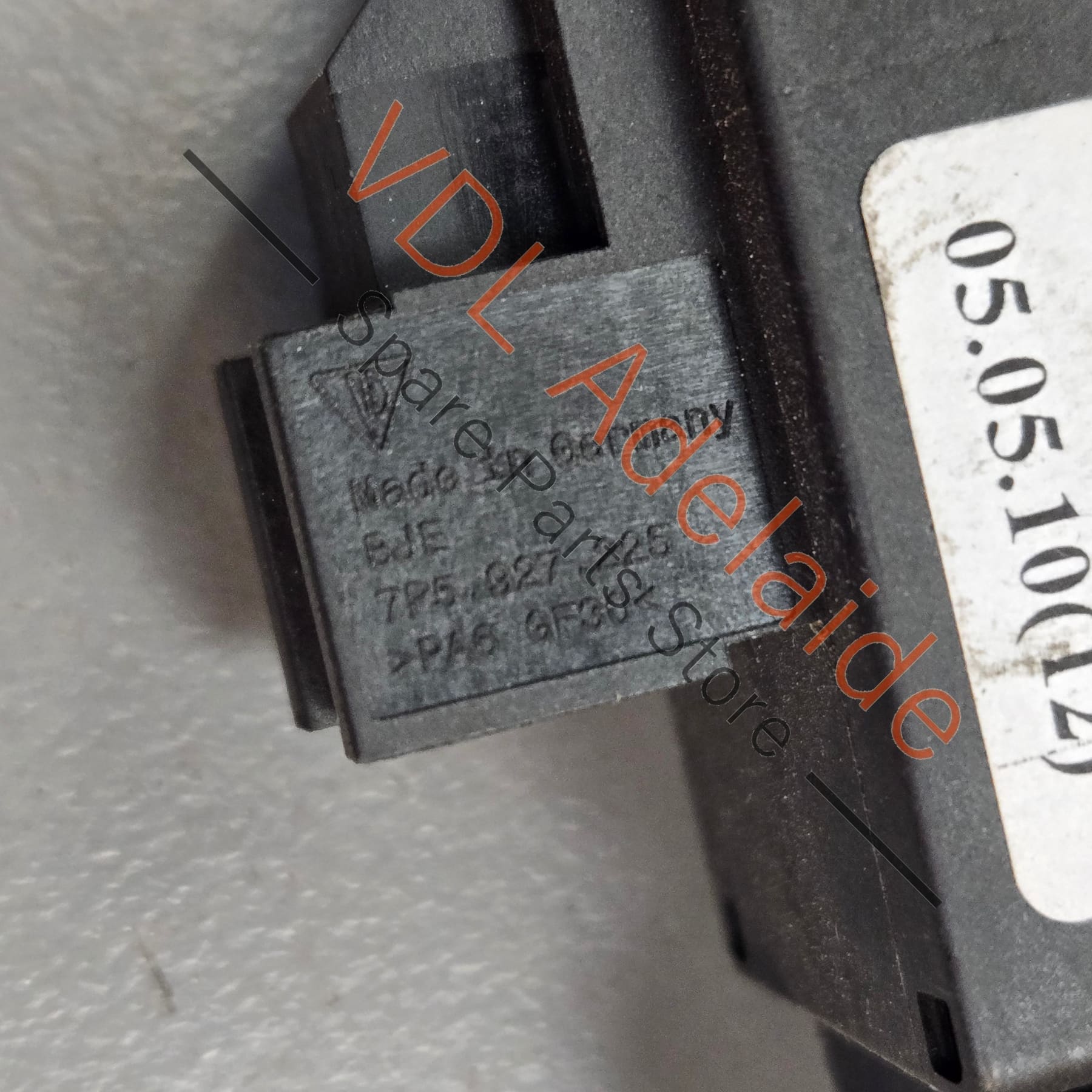 7P5927225    Porsche Cayenne 958 Electronic Park Brake Switch EPB 95861325100