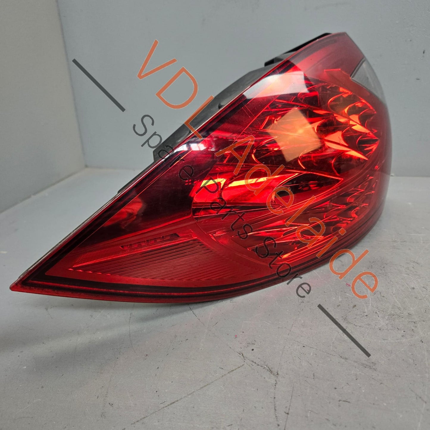 95863109501 958945095   Porsche Cayenne 958 Left Rear Outer Tail Light 95863109501 7P5945095F 958945095