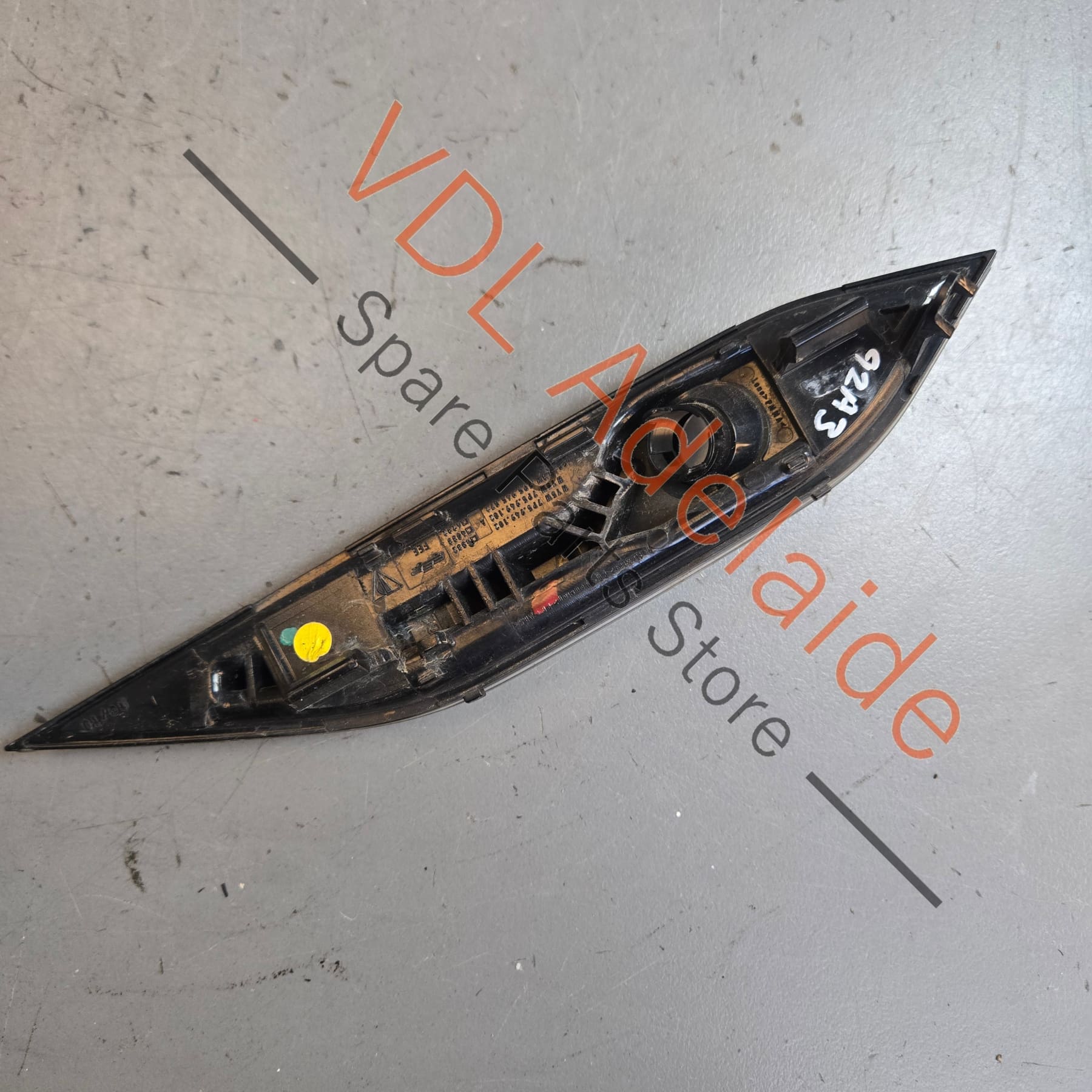 
958 631 102 00 7P5949102   Genuine Porsche Cayenne 958 Right Side Fender Blinker Indicator 95863110200 7P5949102
