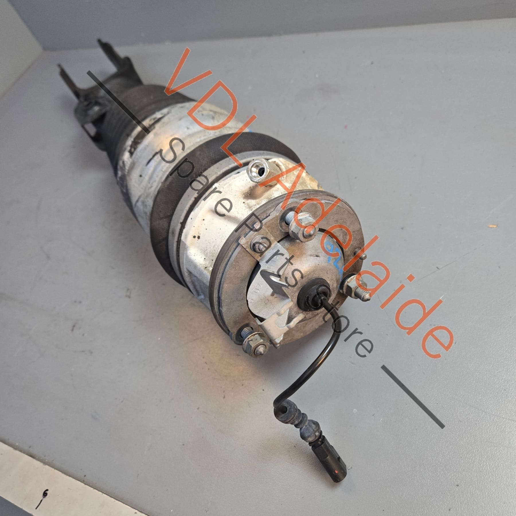 7P5616040N 95835804004   Porsche Cayenne 958 Right Front Air Suspension Strut Shock Absorber 7P5616040N 95835804004