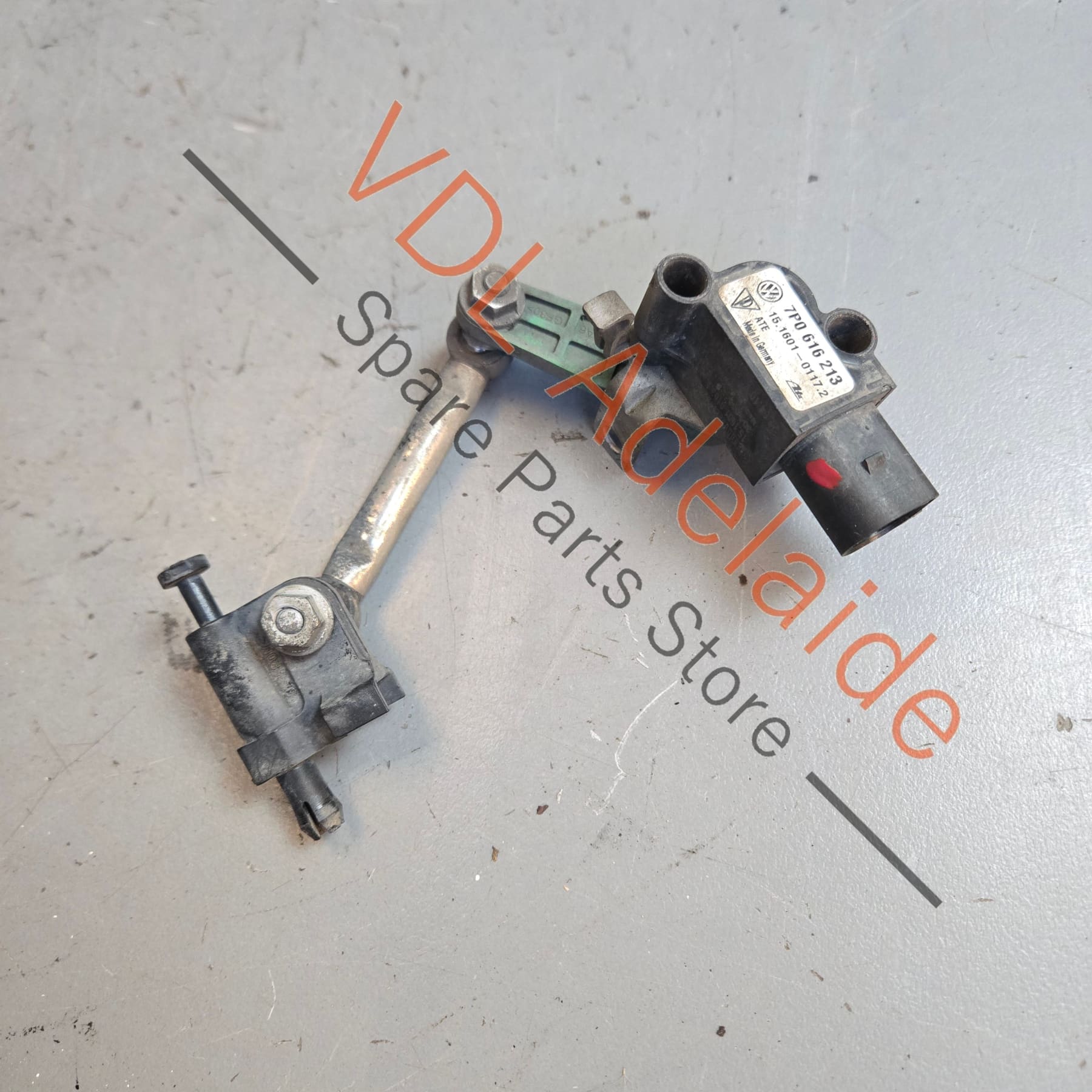7P0616213 95834107500   Porsche Cayenne 958 Touareg Suspension Level Sensor Front Left 7P0616213 95834107500