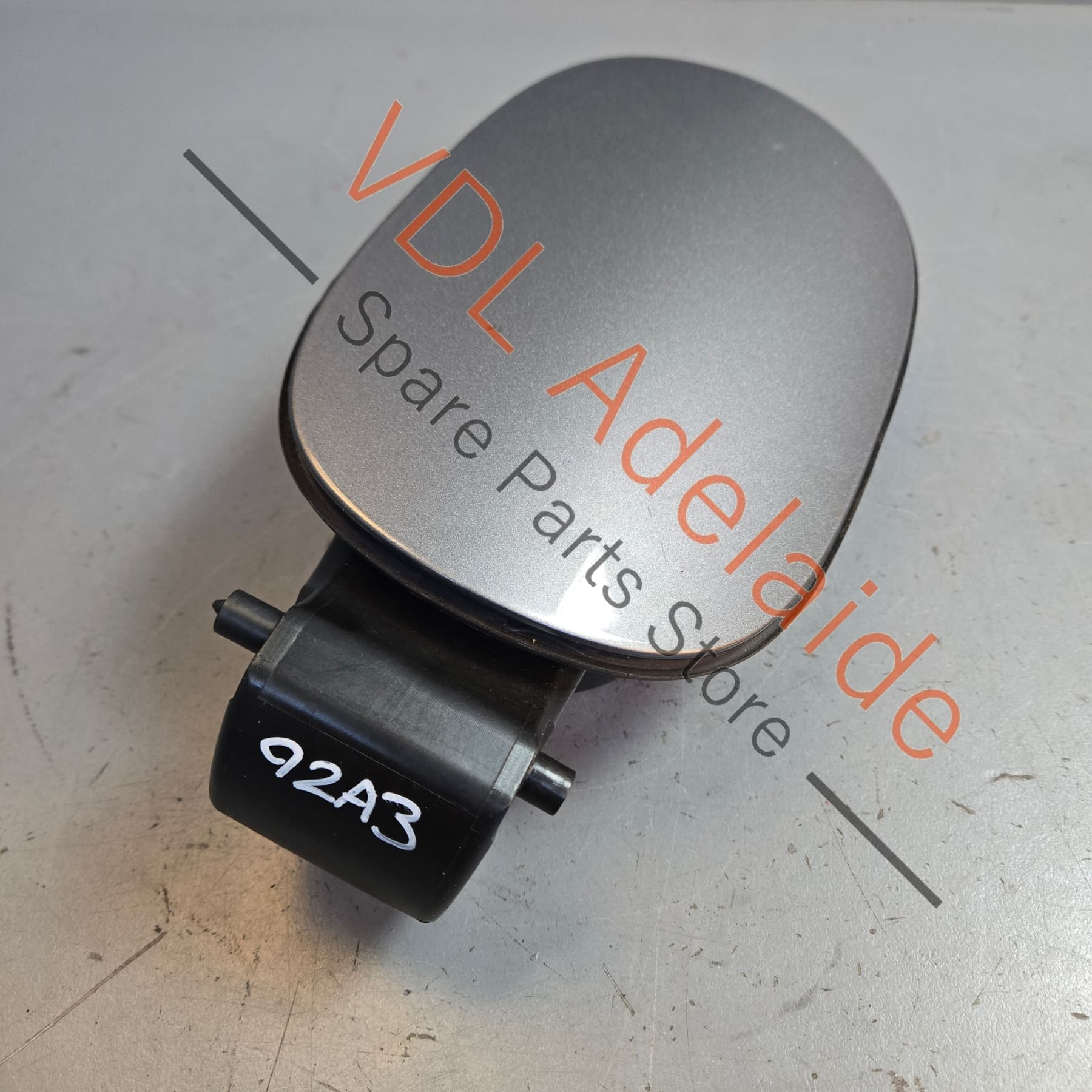 7P5809857A 958 504 909 00   Porsche Cayenne 958 Fuel Door Flap Lid Cap 7P5809857A Meteor Gray Metallic M7W/9Q 95850490900