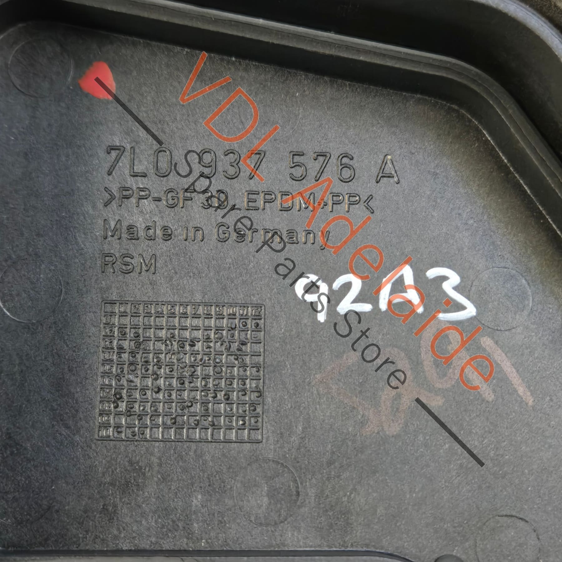 7L0937576A    Porsche Cayenne Touareg Q7 Engine Bay Fuse Panel Cover Lid 7L0937576A