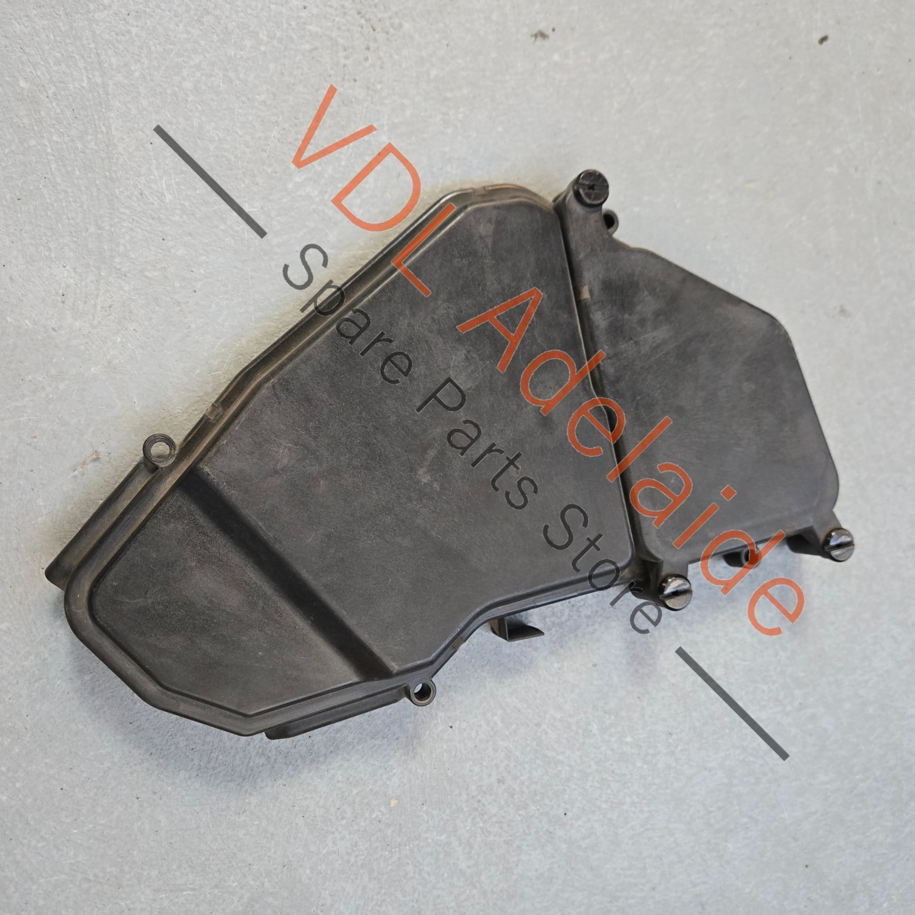 7L0937576A    Porsche Cayenne Touareg Q7 Engine Bay Fuse Panel Cover Lid 7L0937576A