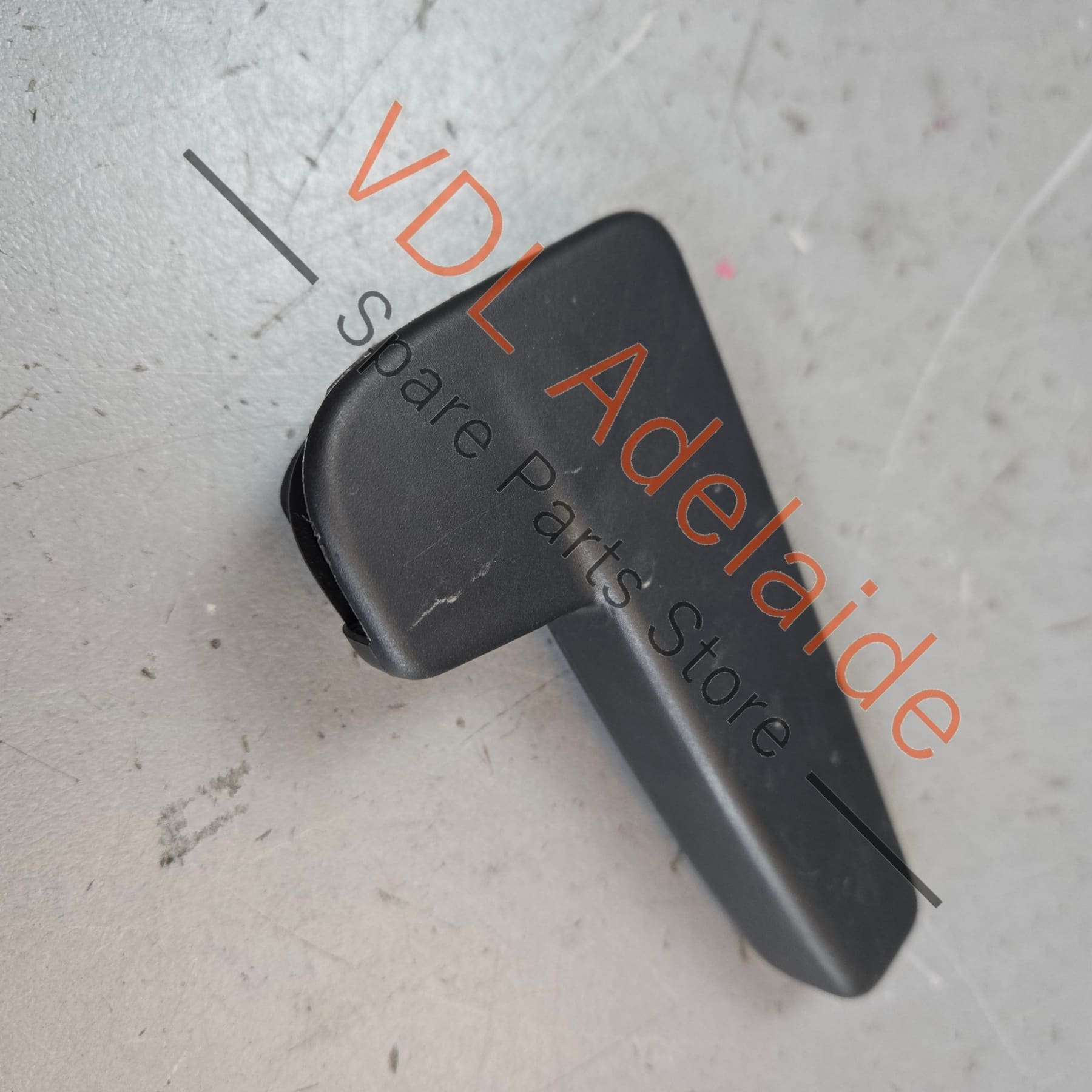 3C2823533    VW Polo Bonnet Release Handle Pull Grip 3C2823533 3C2823633A